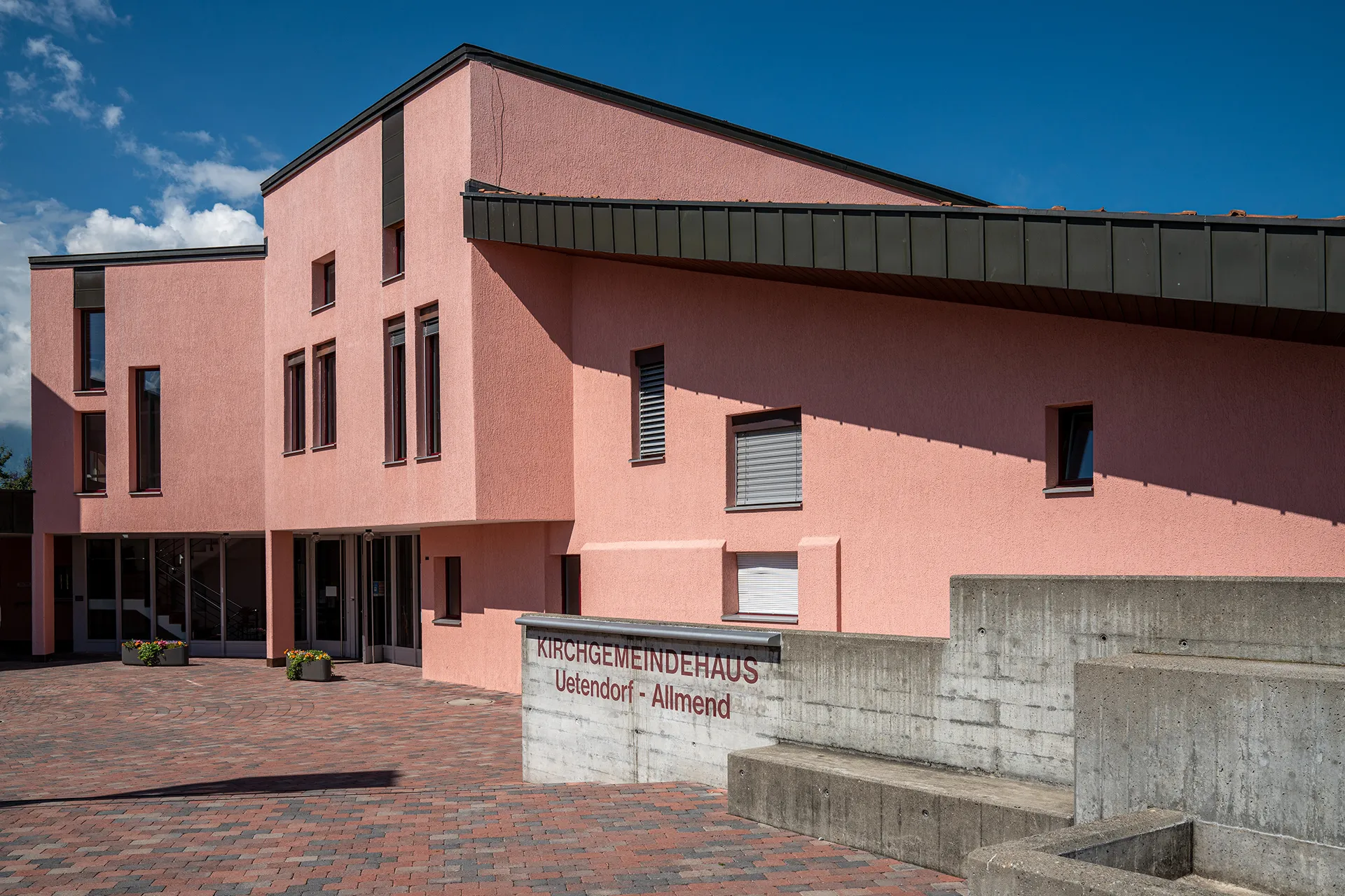 Photo showing: Reformiertes Kirchgemeindehaus in Allmend (Uetendorf)