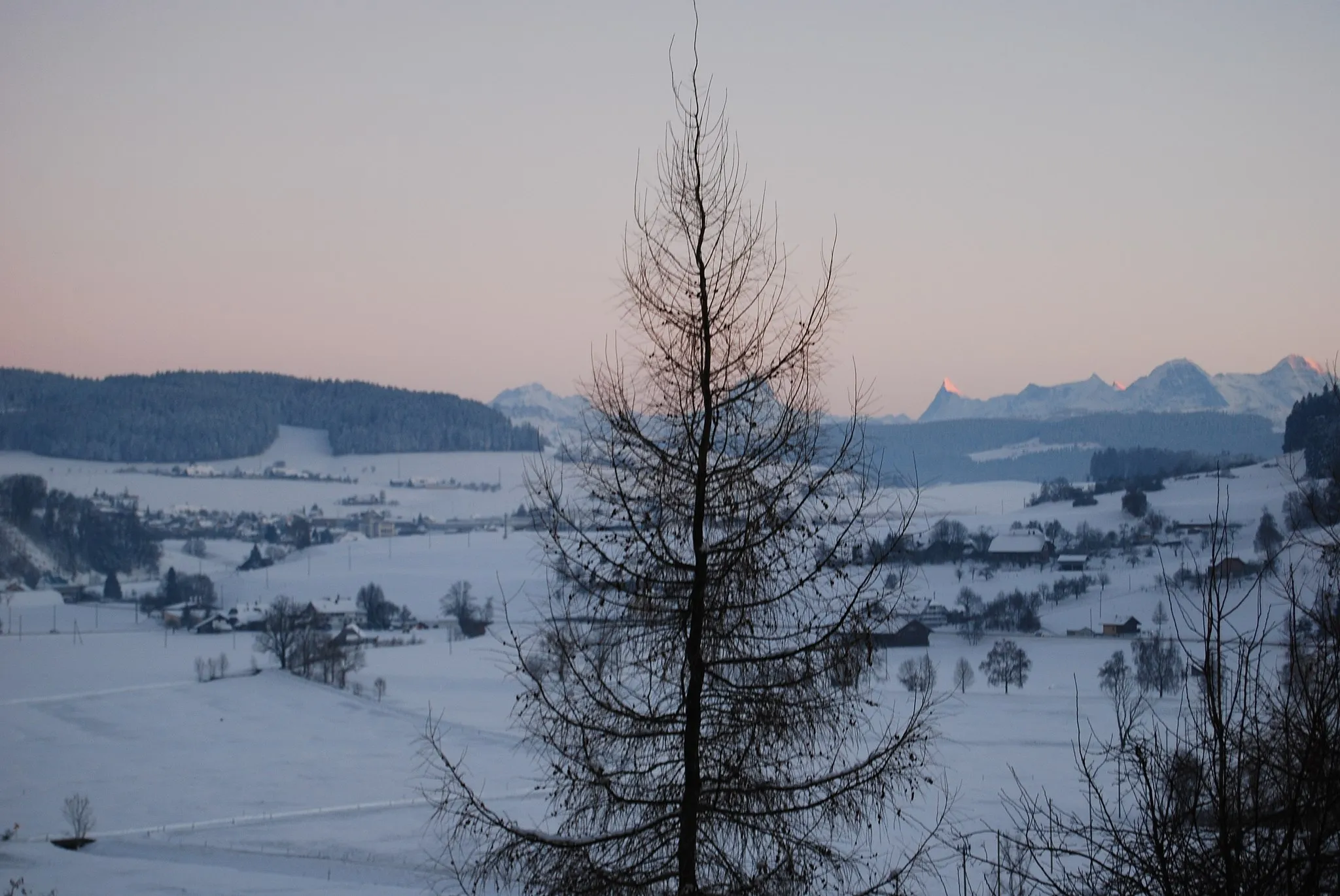 Photo showing: Winter landscype, view from the Hotel Rüttihubelbad to the Walkringer Moos, Biglen and the Bernese Alps, canton of Bern, Switzerland