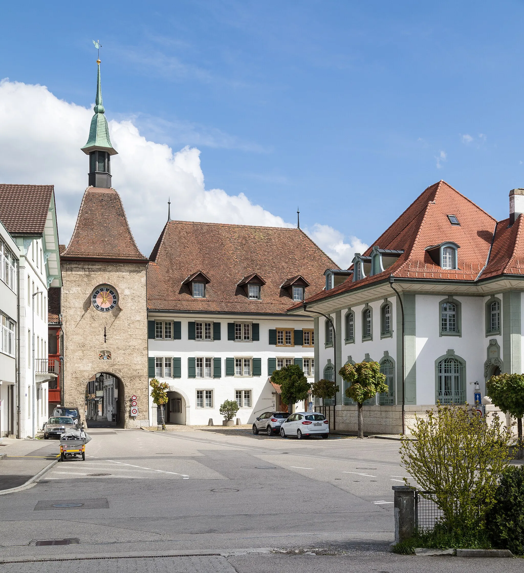 Photo showing: Wangen an der Aare: Zeitglockenturm von 1407, ehemalige Landschreiberei von 1570 (jetzt: Gemeindehaus) und "Alte Kasse", ehem. Bankgebäude von 1911.