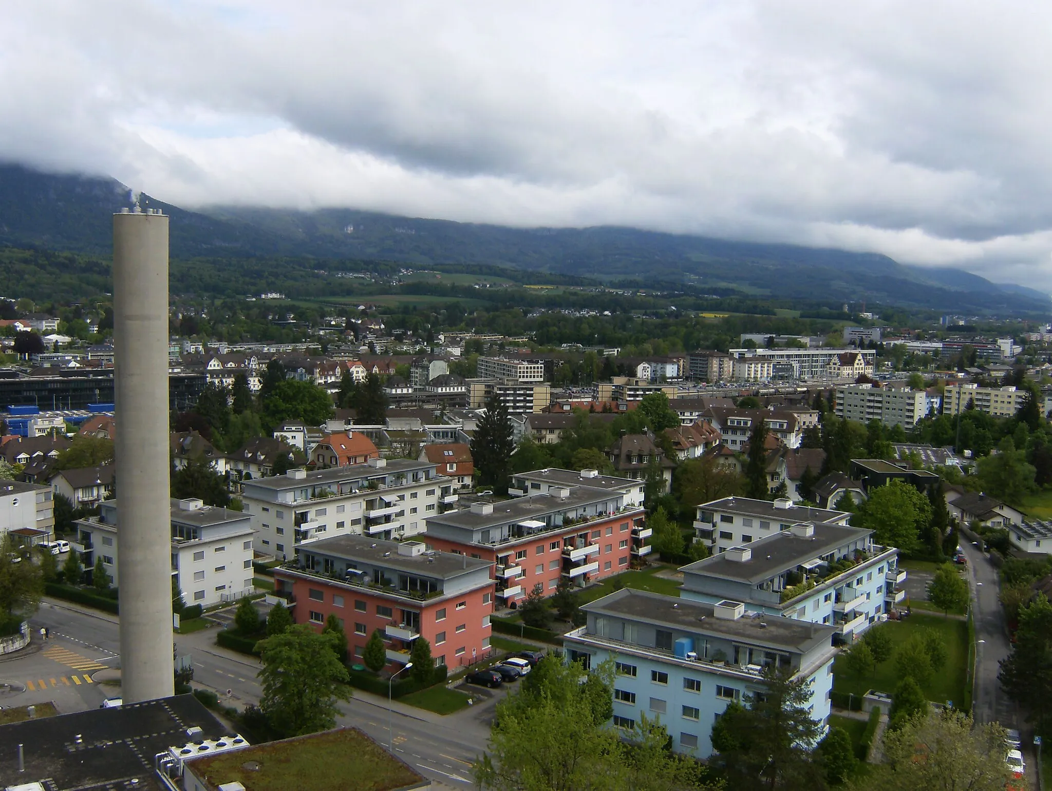 Photo showing: Häuser an der Schöngrünstrasse, Blick in Richtung Nordosten, am Stadtrand von Solothurn. Die Stadtgrenze von Solothurn verläuft an der Strasse am rechten Bildrand (Wassergasse) zunächst nach Nordosten und dann weiter nach Norden - am rechten Bildrand ist ein wenig Gemeindegebiet von Biberist zu sehen, weiter oben Teile von Zuchwil.