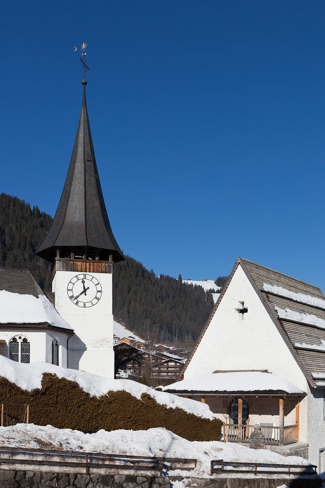 Photo showing: Reformierte Kirche und Beinhaus in Zweisimmen (BE)