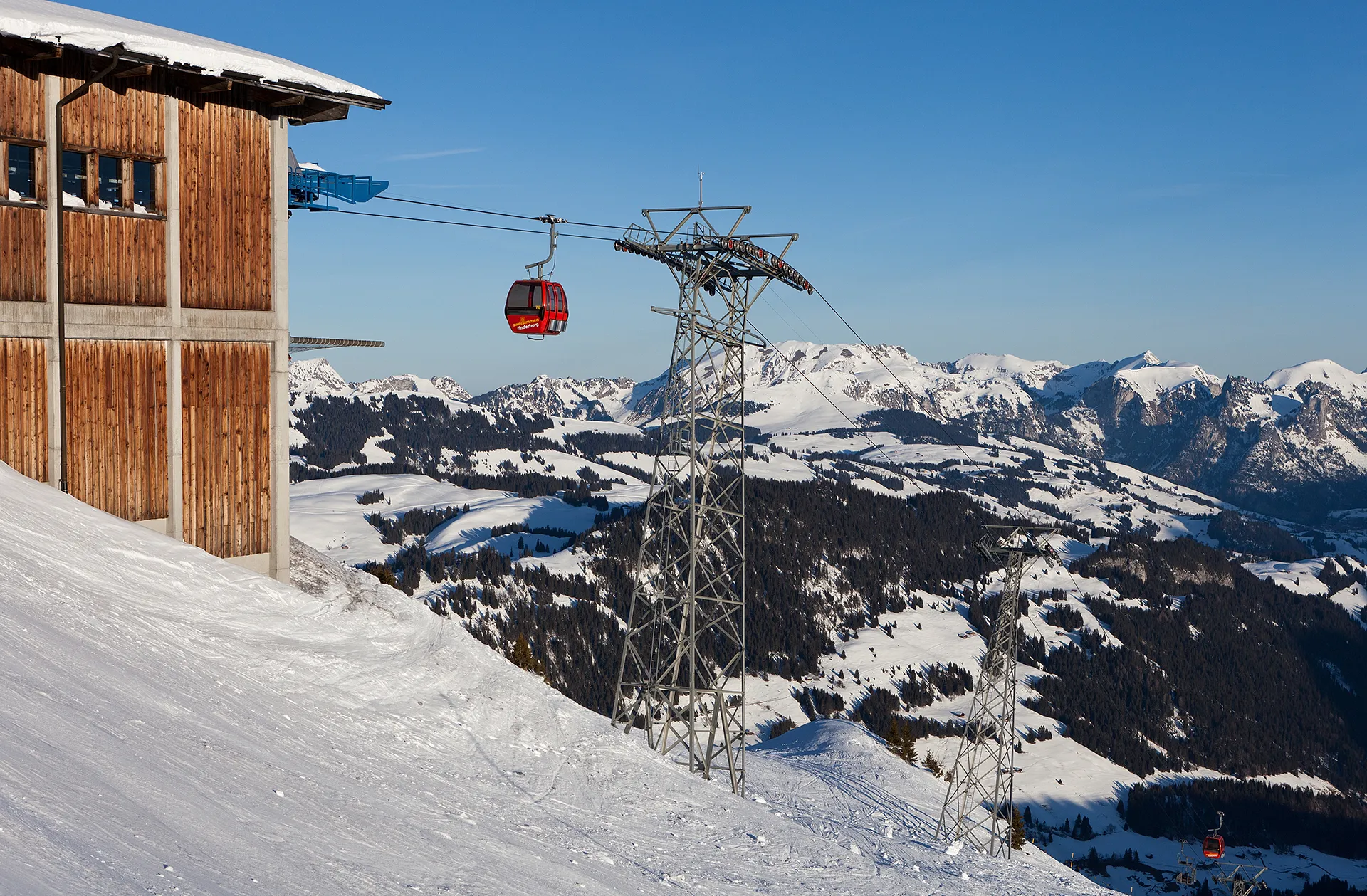 Photo showing: Bergstation der Luftseilbahn Zweisimmen-Rinderberg (BE)