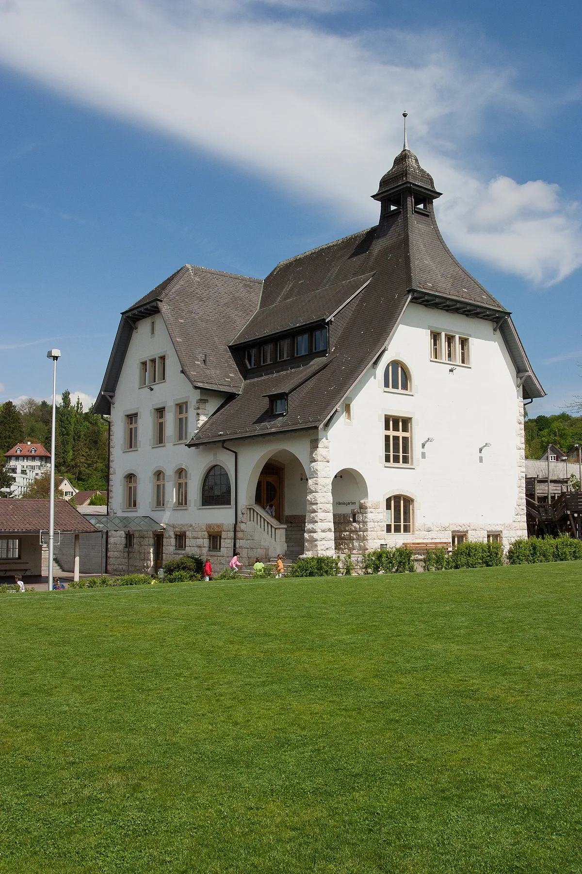 Photo showing: Schulhaus Hämisgarten in Bottmingen (BL)