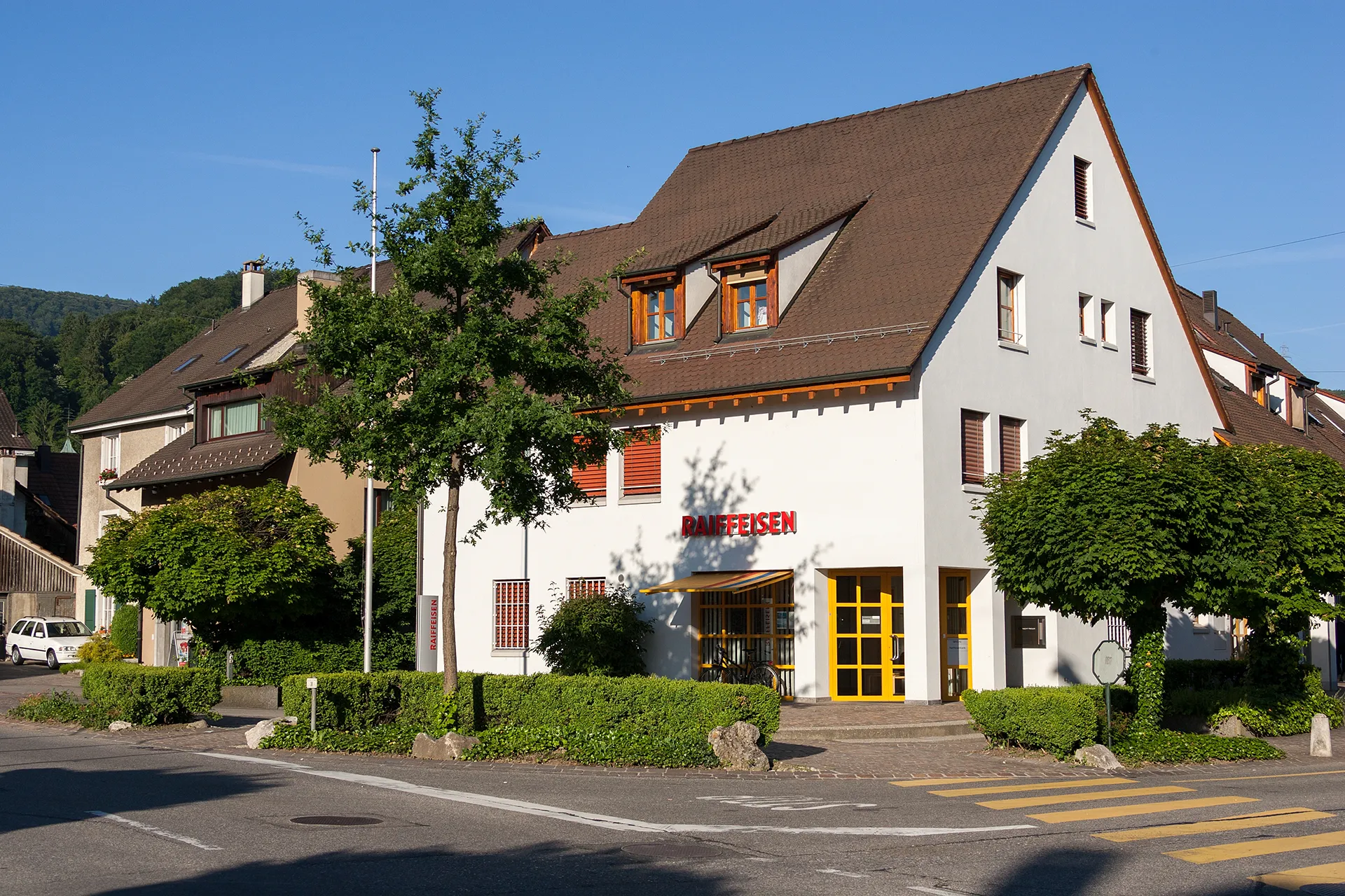 Photo showing: Raiffeisenbank im Dorfzentrum von Ettingen (BL)