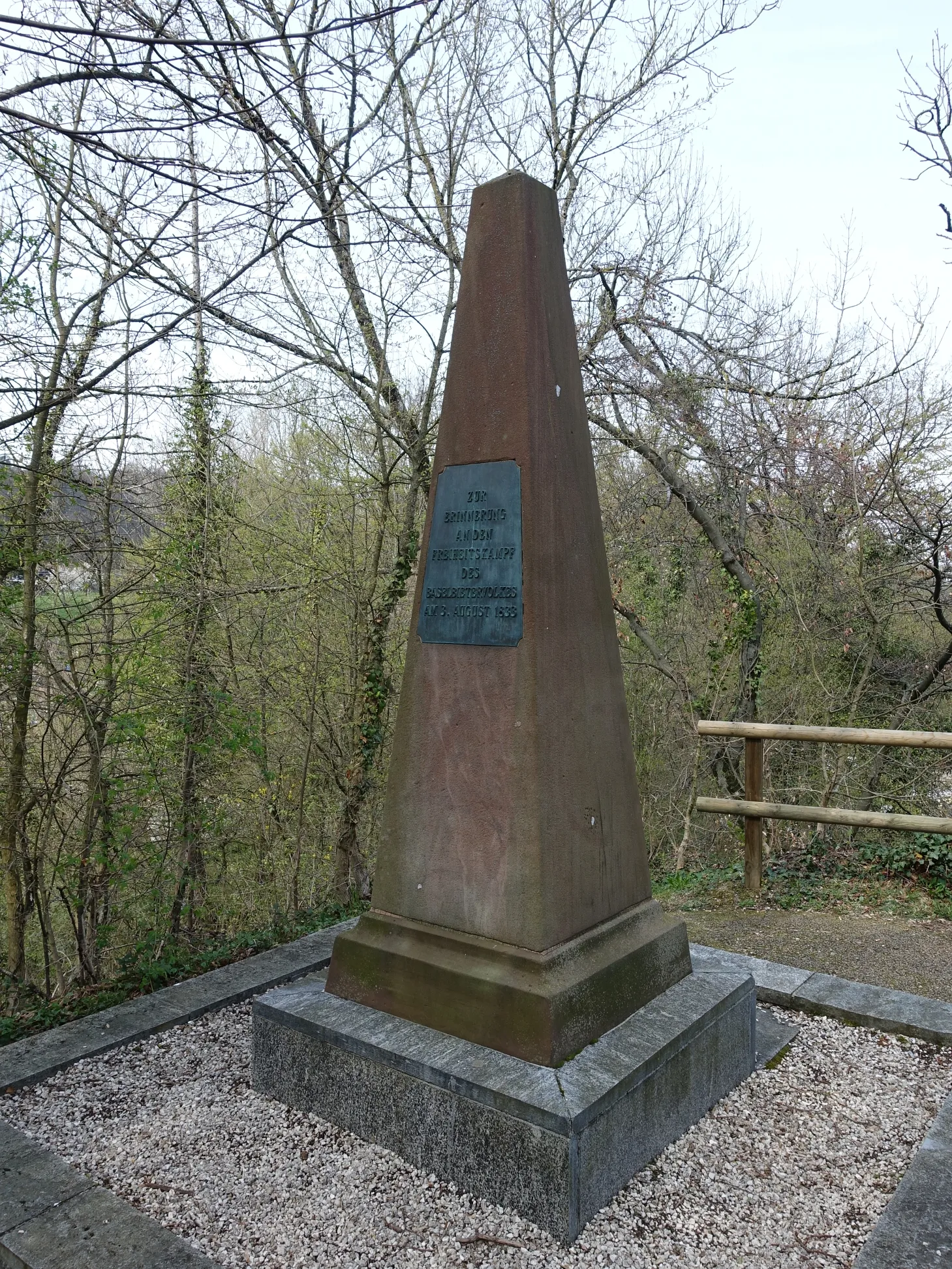 Photo showing: Hülftenschanz Denkmal, Inschrift Zur Erinnerung an den Freiheitskampf des Baselbieters Volkes am 3. August 1833. 
Am Hülftenschanz Denkmal Sockel ist folgende Inschrift zu sehen. An dieser Stelle brach Samstag den 3. August 1833 um die Mittagszeit der Ansturm der Basler Standestruppe unter blutigen Verlusten zusammen. Jhren Sieg nützen die Landschäftler Schützen durch rücksichtsloses Verfolgen des geschlagenen Gegners bis an die Birs aus. Hülftenschanz Denkmal obere Inschrift: Auf diesem Platze fiel Dr. Heinrich Hug Obergerichtsschreiber. Im Tode Ehrenbürger des Kantons Basellandschaft. Die Freiheit war seine Braut für sie ging er gerne in den Tod. Weiter viel hier.