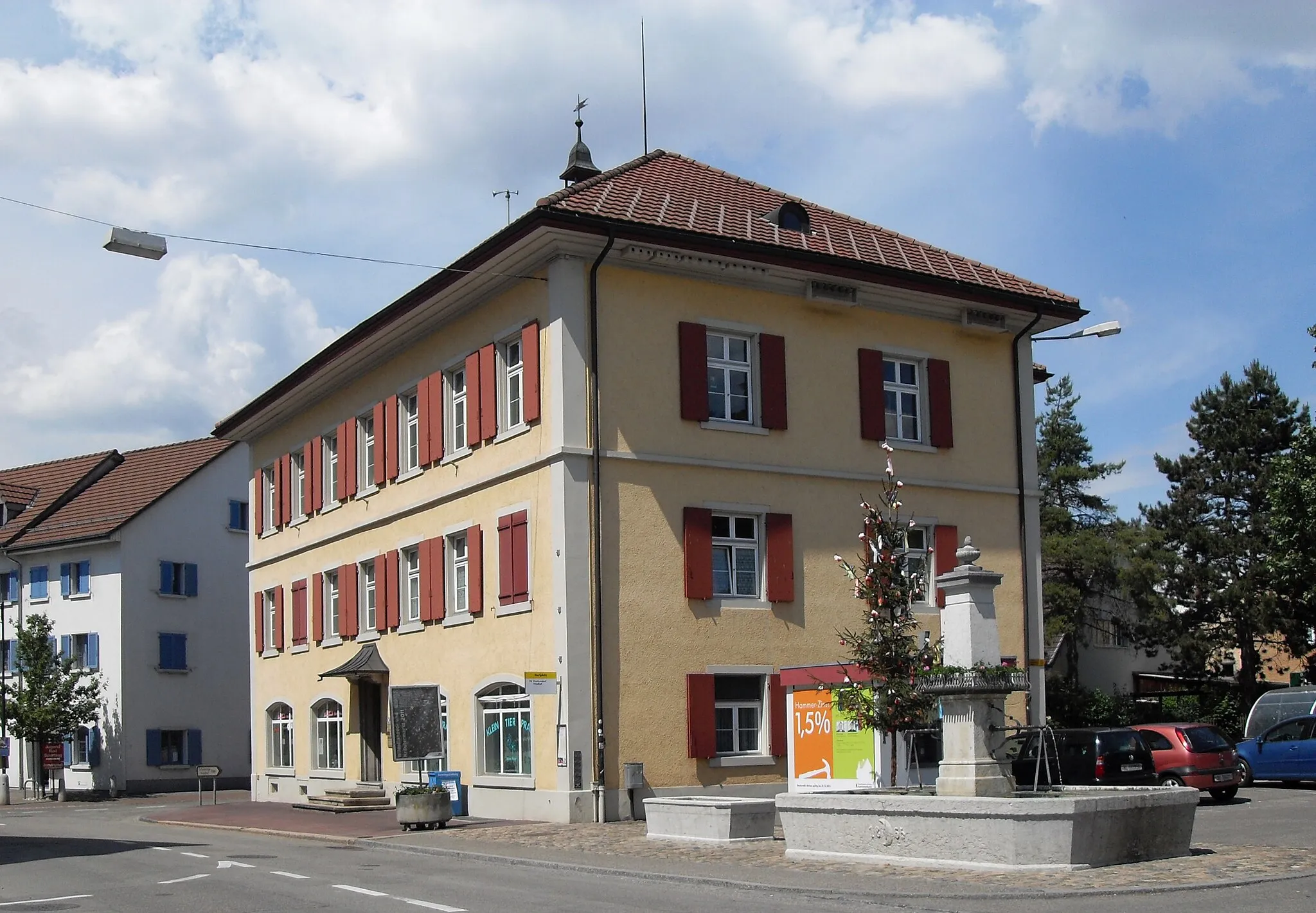 Photo showing: Altes Dorfschulhaus in der Hauptstrasse in Frenkendorf, Kanton Basel-Landschaft, Schweiz