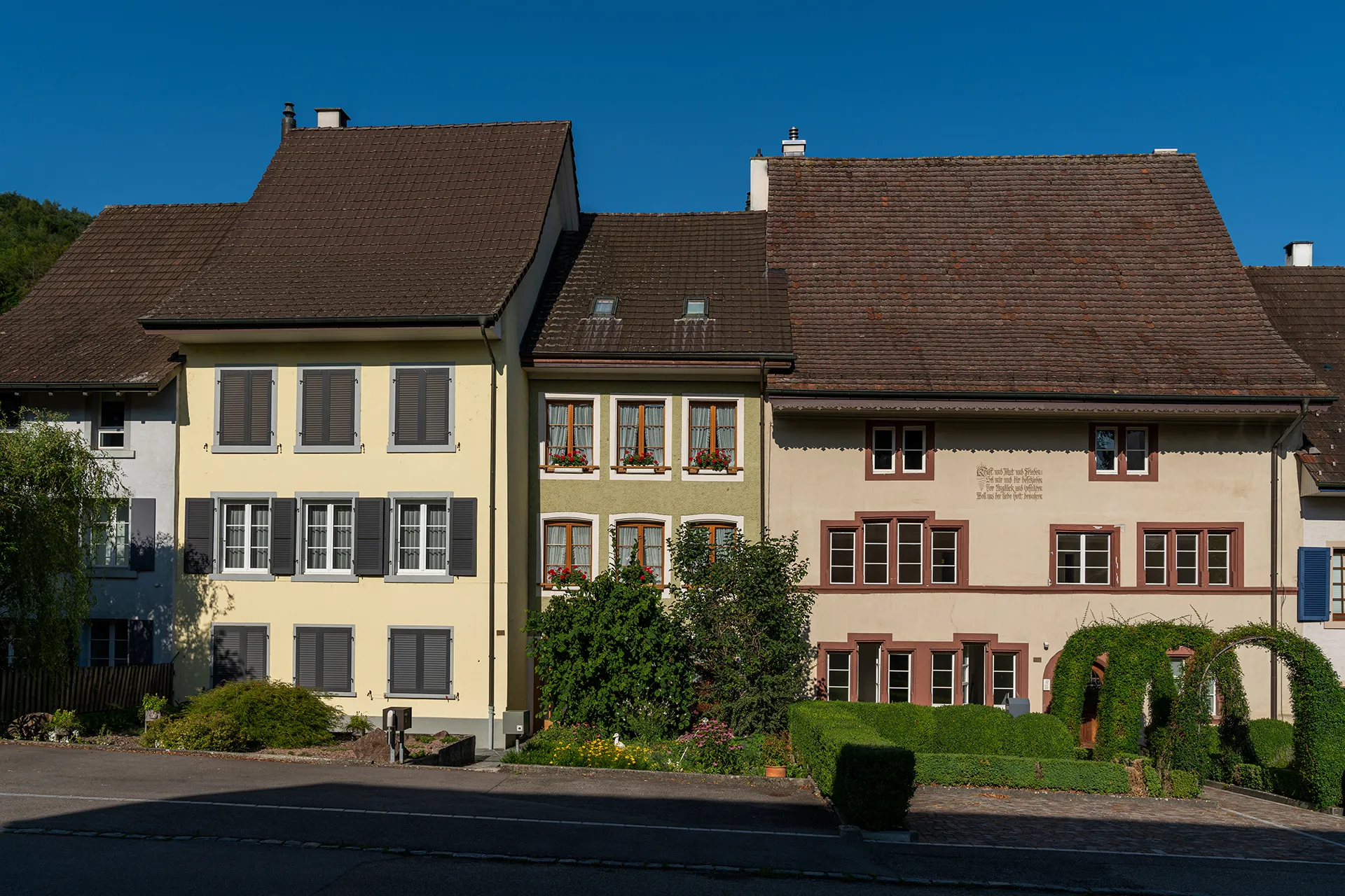Photo showing: Westliche Häuserzeile an der Dorfstrasse in Itingen (BL)