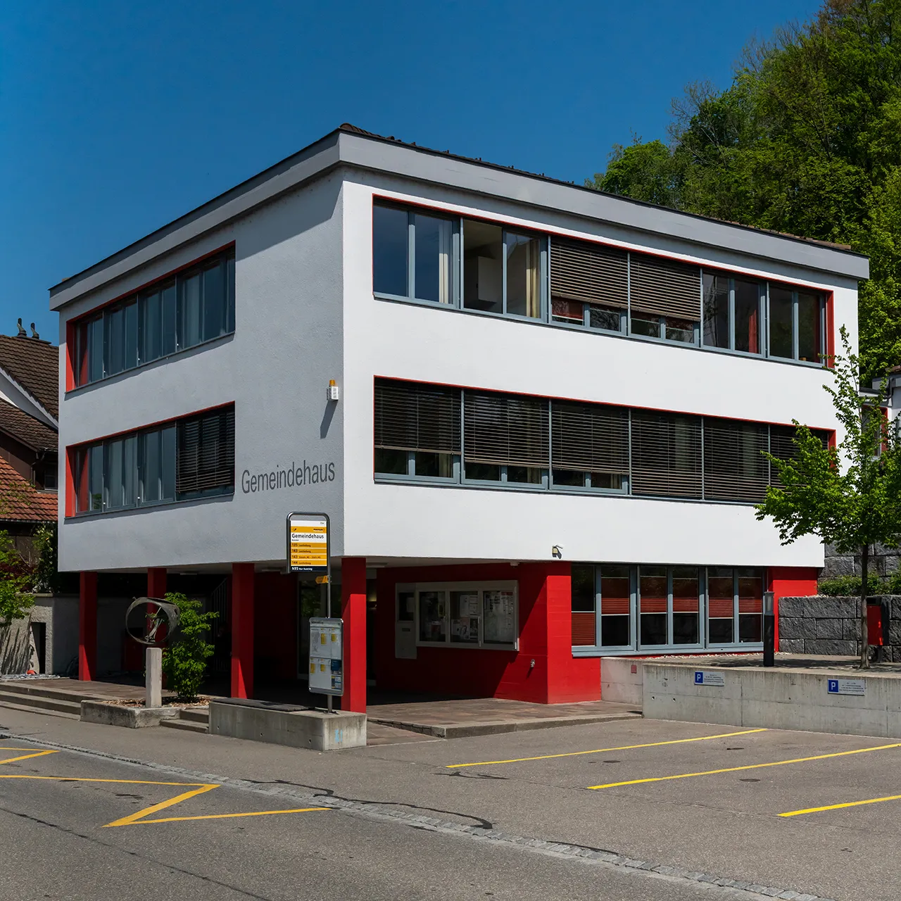Photo showing: Gemeindehaus und Bushaltestelle in Kaisten (AG)