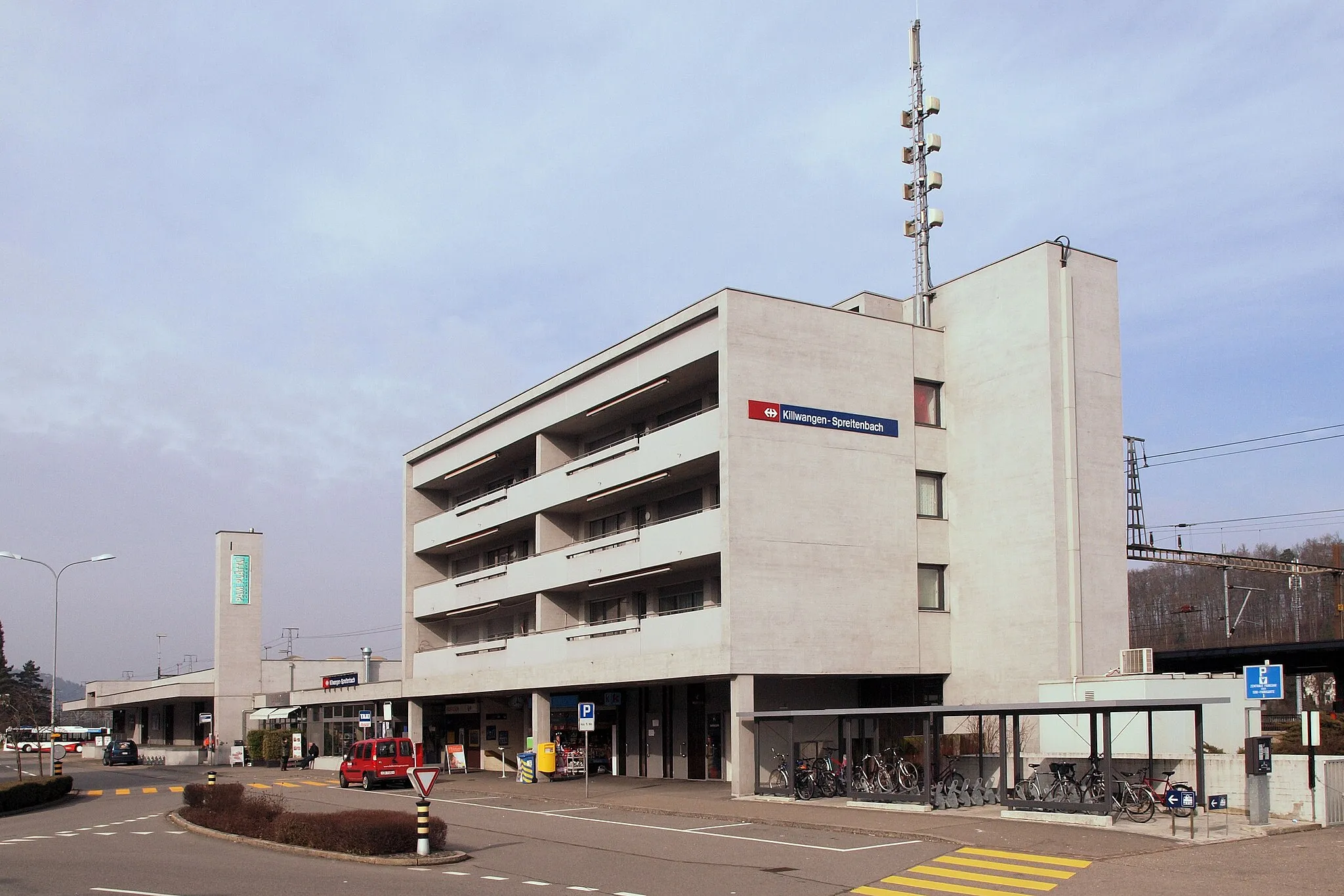 Photo showing: Der Bahnhof Killwangen-Spreitenbach. Ansicht von Süden. Gebäude erbaut von Max Vogt im Jahr 1970.