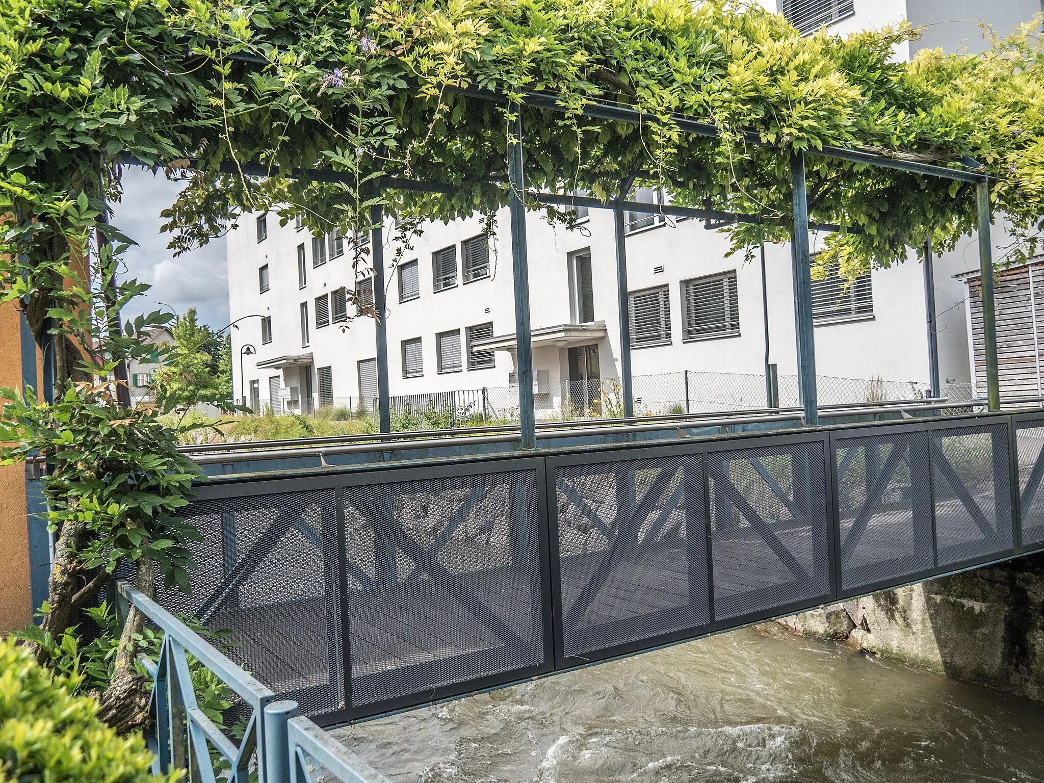 Photo showing: Pedestrian Bridge over the Suhre River, Oberentfelden, Canton of Aargau, Switzerland