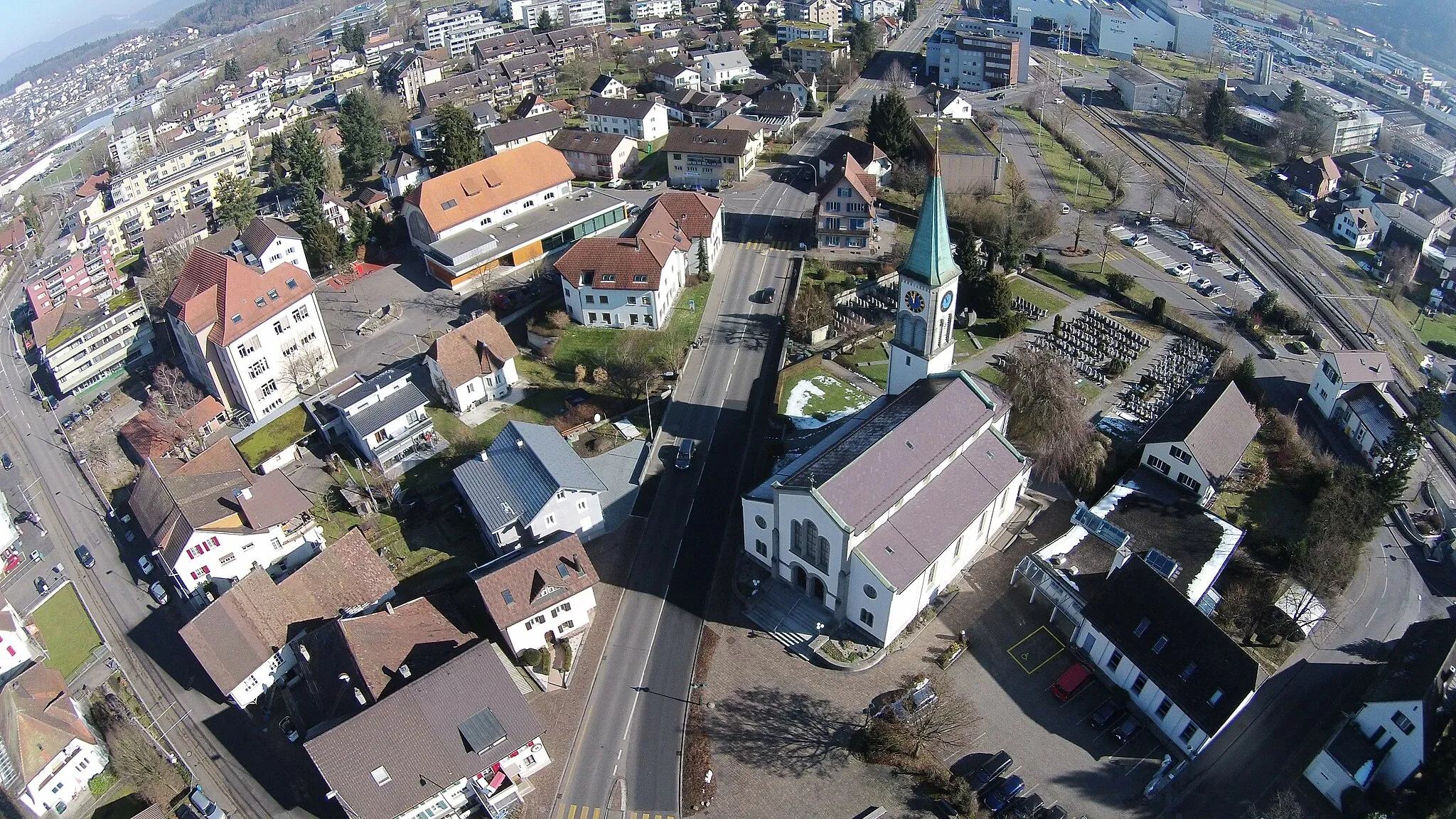 Photo showing: Reformierte Kirche, Kirchgemeindehaus und der Friedhof von Oberentfelden