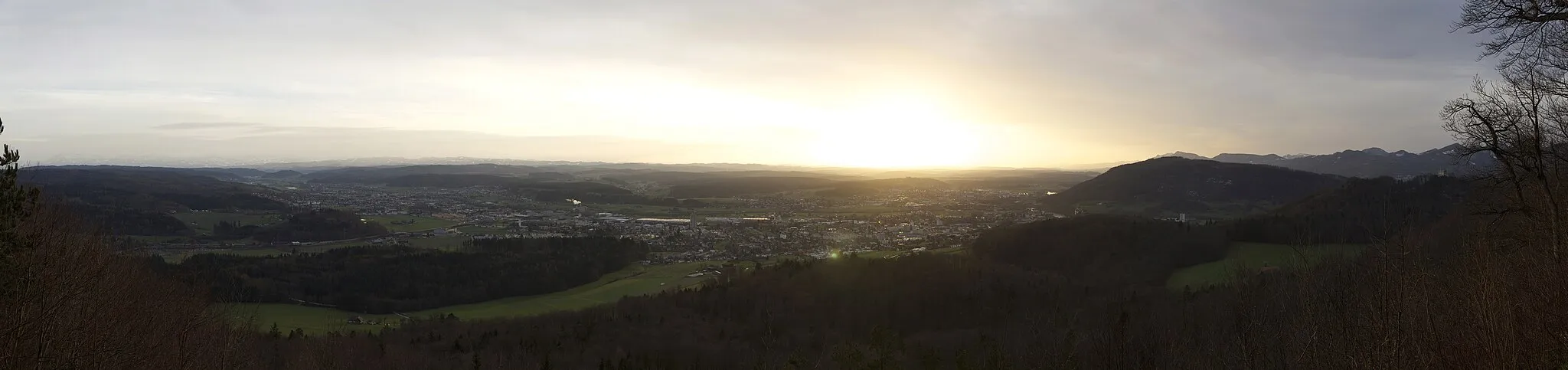 Photo showing: Zu sehen ist unter anderem ein Grossteil von Oftringen und der untere Teil des Wiggertals und die Aare, fotografiert vom Engelberg bei Walterswil. Zu Gunsten der Übersicht wurden im Bild nicht alle Ortschaften markiert.