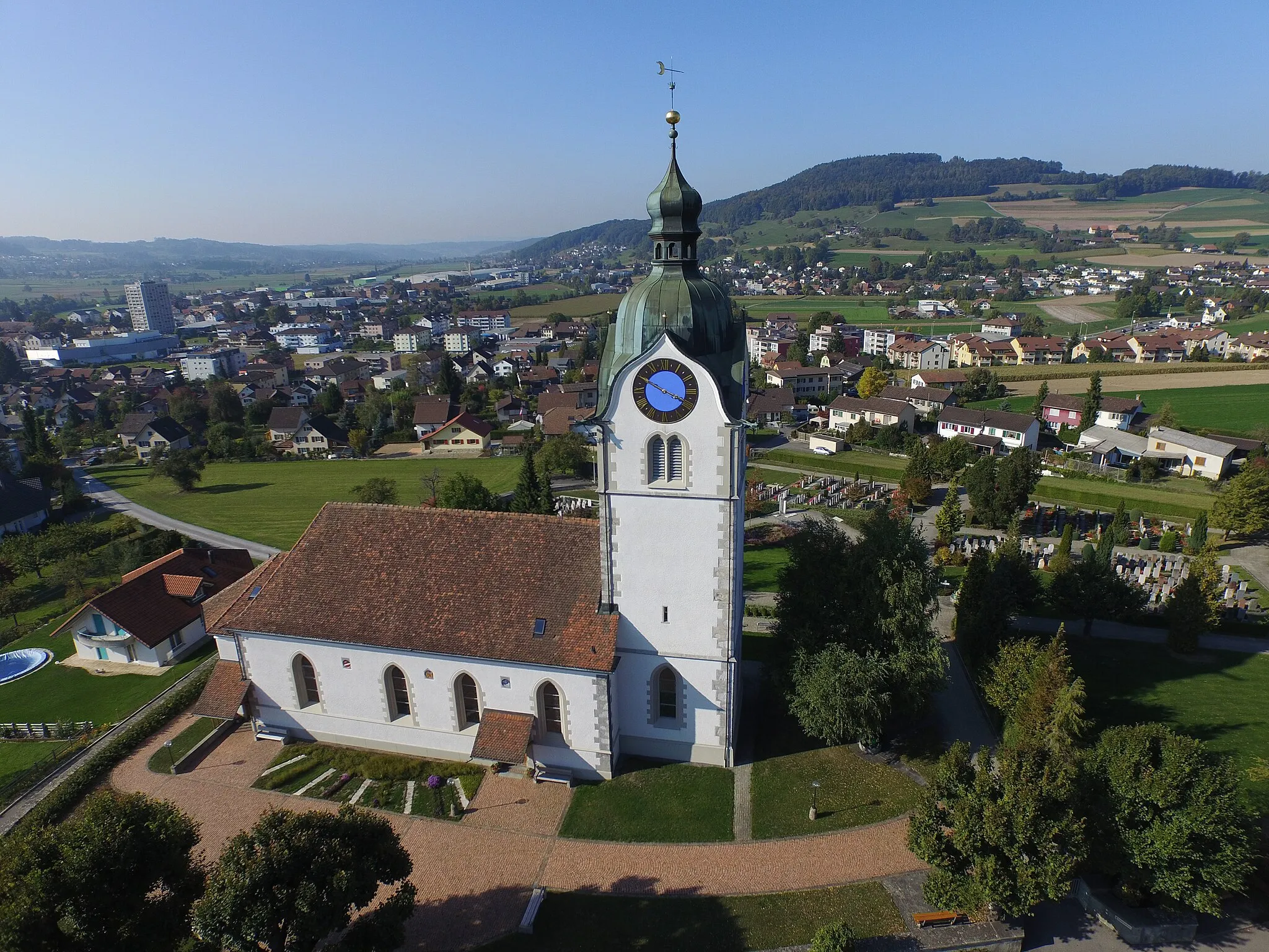 Photo showing: Reformierte Kirche Reinach AG mit Homberg im Hintergrund