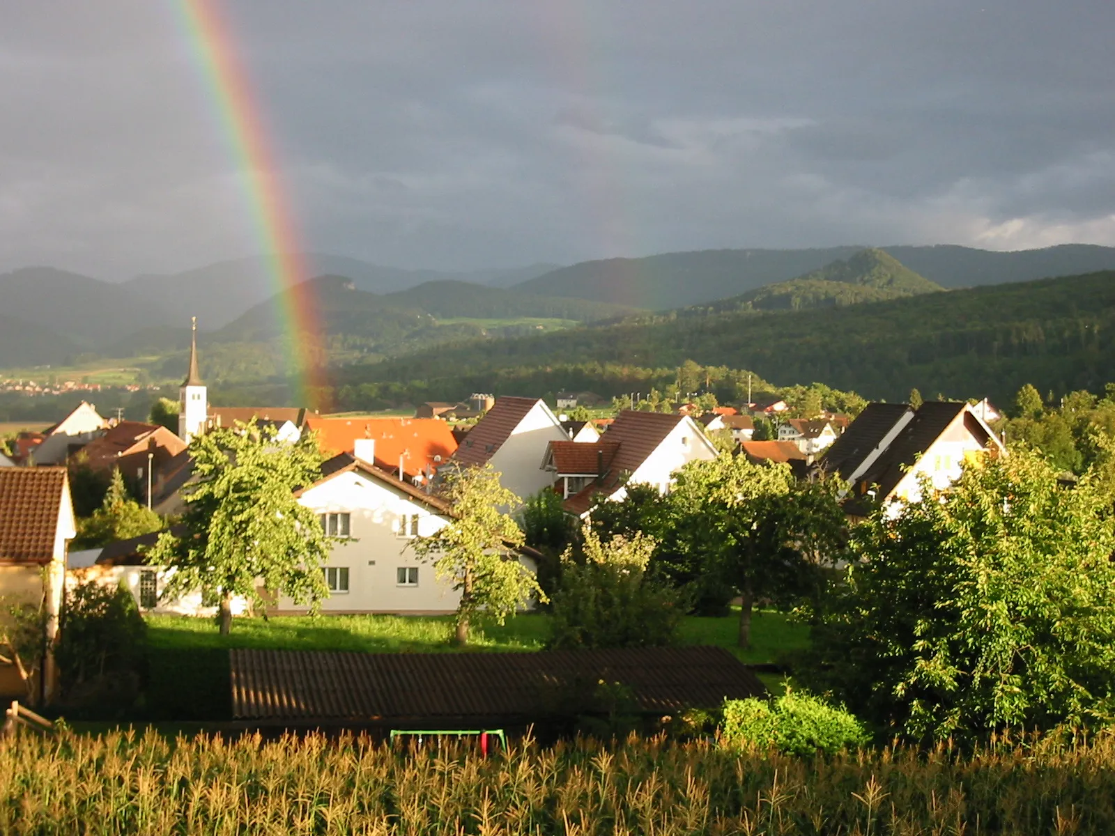 Photo showing: Röschenz mit Regenbogen