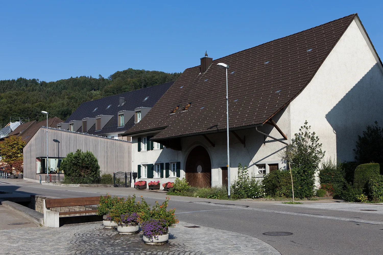 Photo showing: Dorfstrasse in Spreitenbach (AG) mit einem ehemaligen Bauernhaus und dem Restaurant Sternen