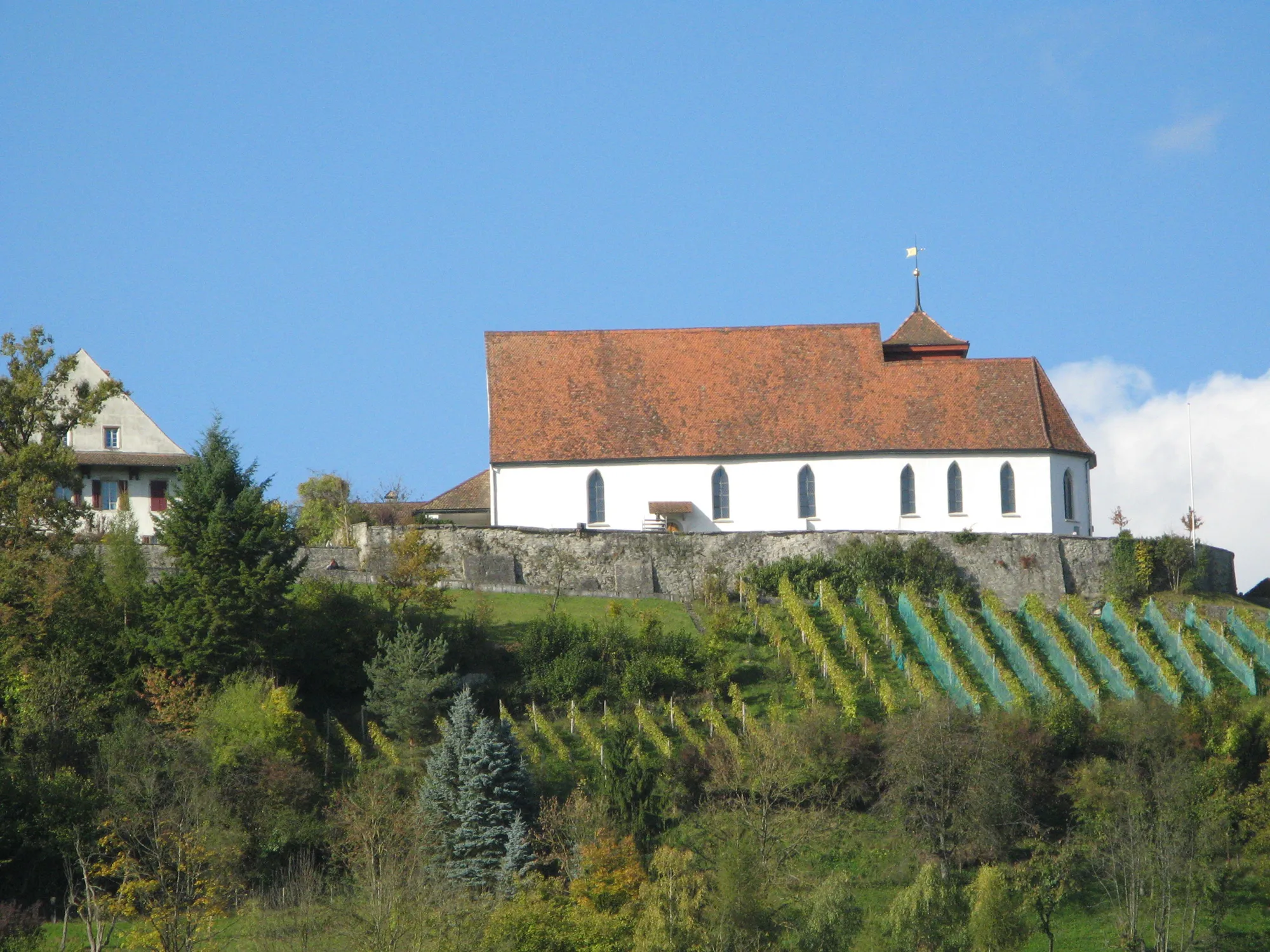Photo showing: Kirche auf dem Staufberg oberhalb von Staufen, von Südosten her aufgenommen