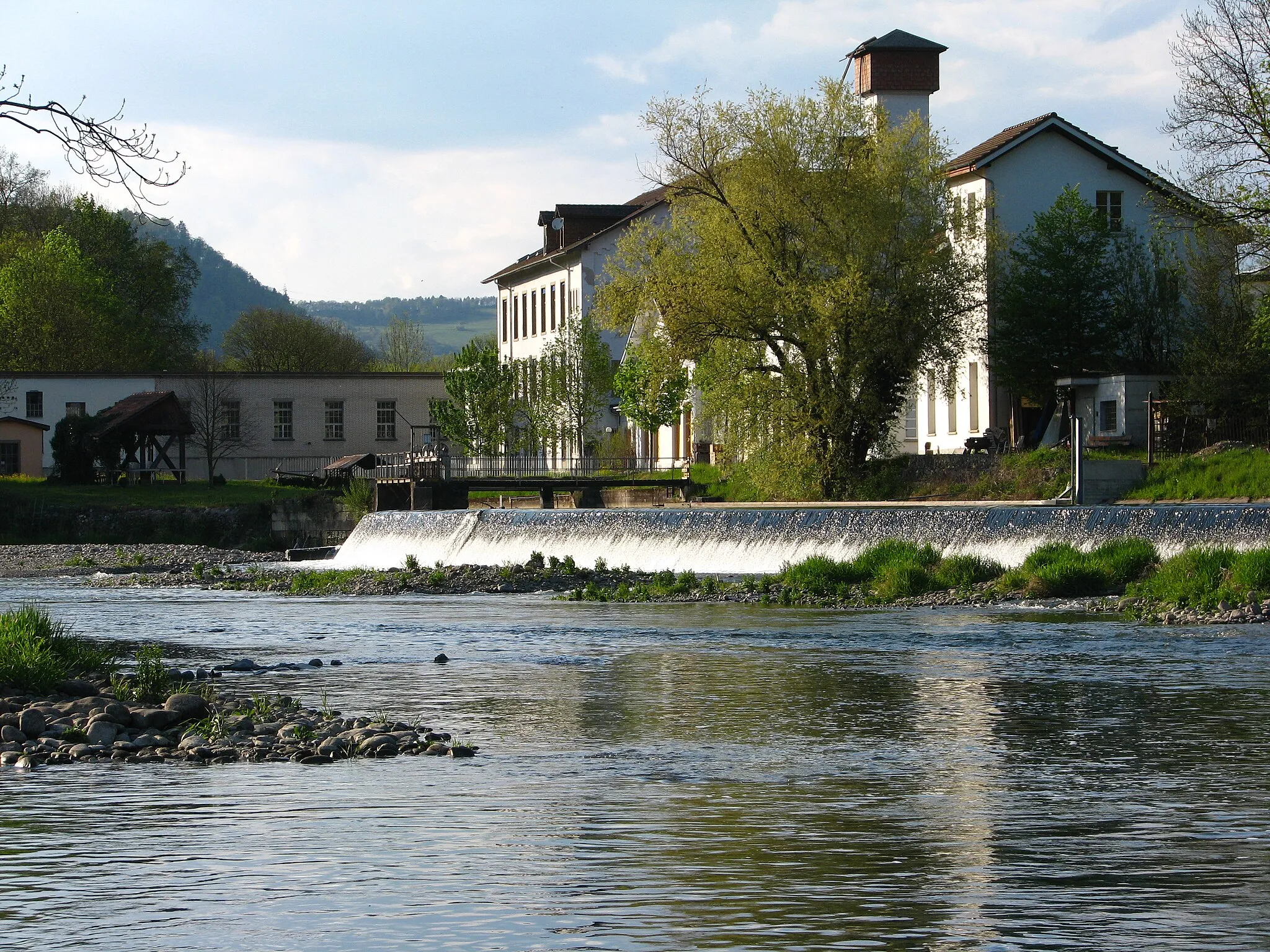 Photo showing: Limmat in Vogelsang (Gebenstorf), Gebäude im Hintergrund in Untersiggenthal