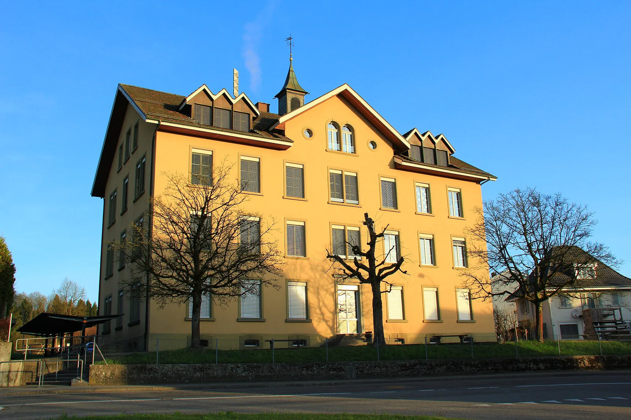 Photo showing: Schulhaus Vordemwald, erbaut 1895