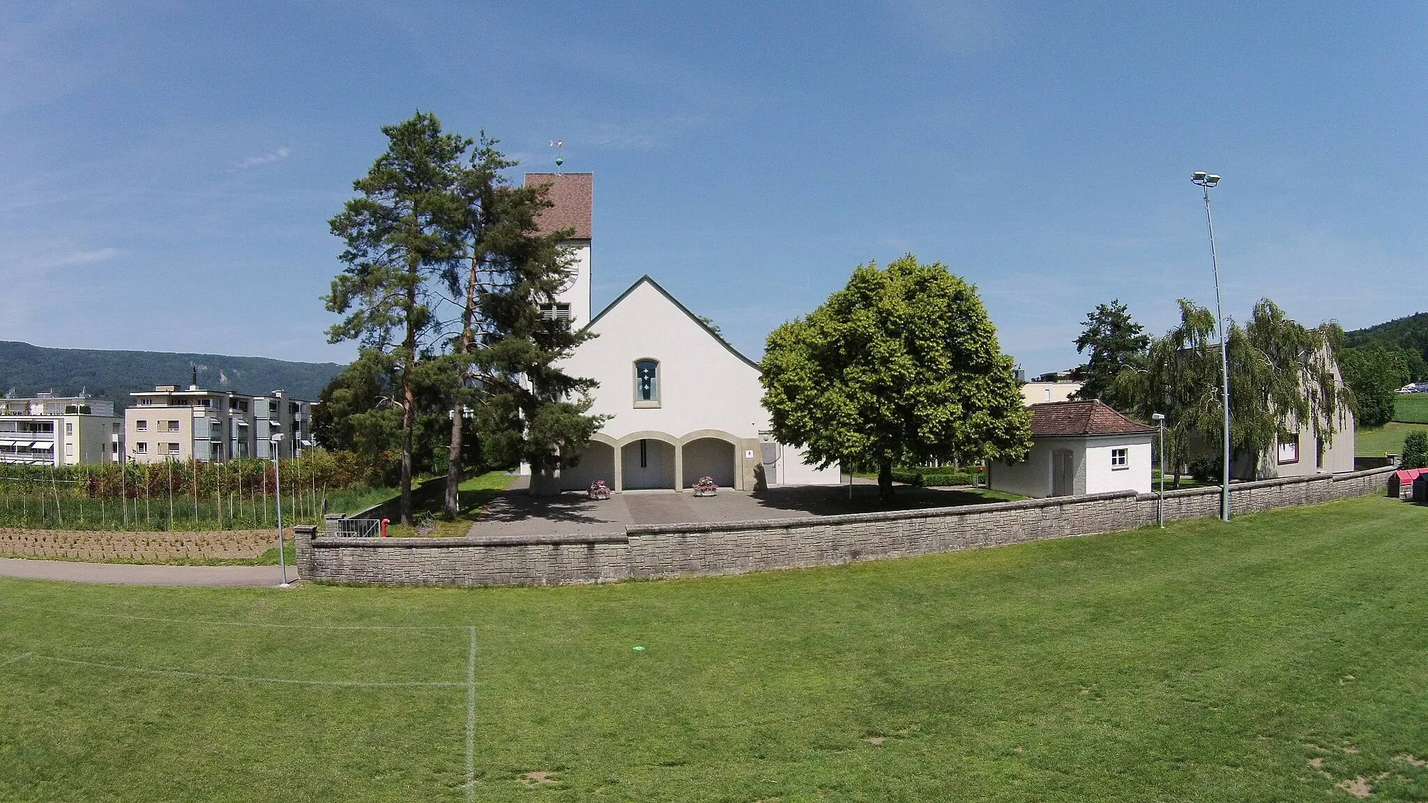 Photo showing: Blick auf die reformierte Kirche Würenlos und das Kirchgemeindehaus