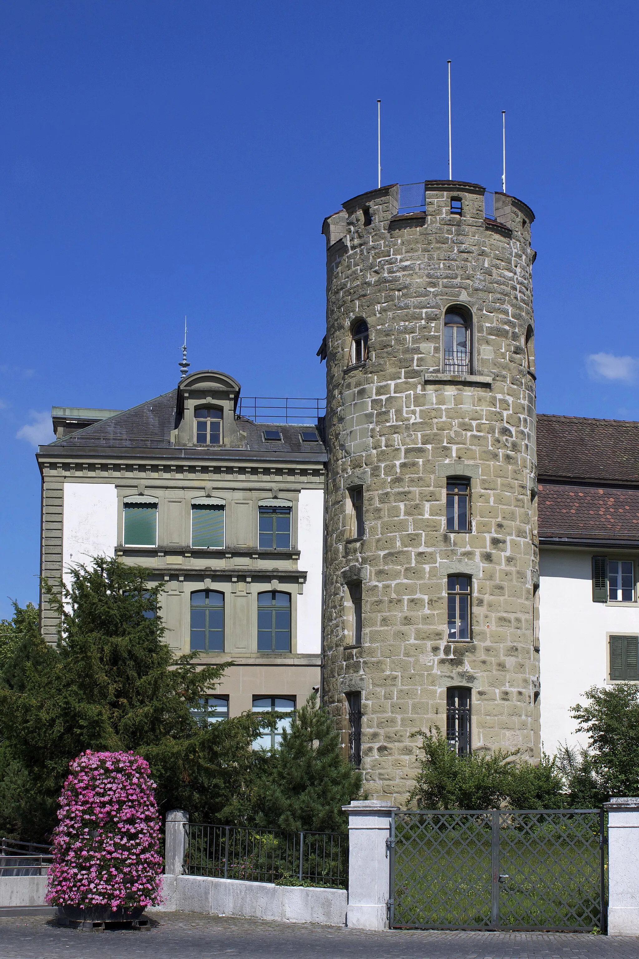 Photo showing: Der Folterturm in Zofingen. Hinter dem Zaun ist der geschützte grüne Gürtel um die Altstadt zu sehen.