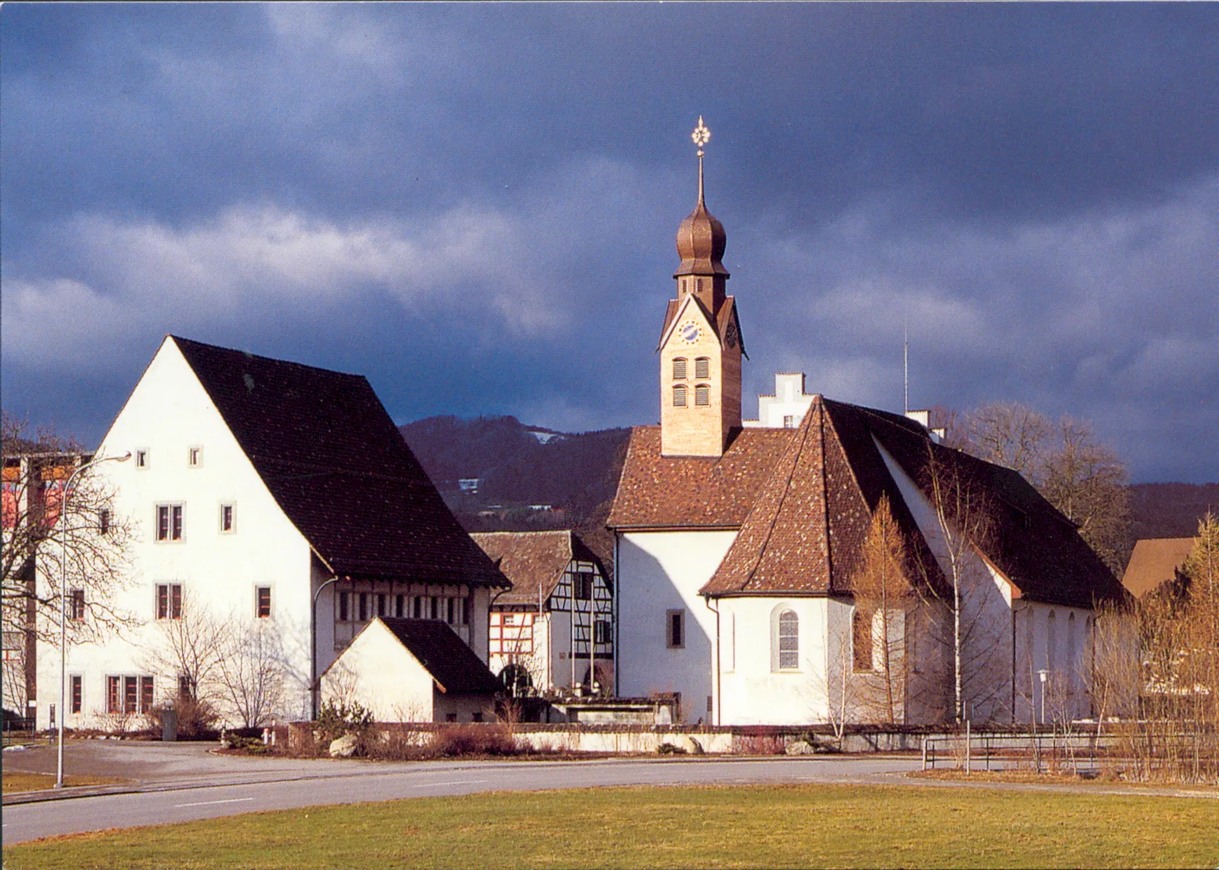 Photo showing: Klosterkirche Tänikon, links das Refental (ehemals Refektorium)