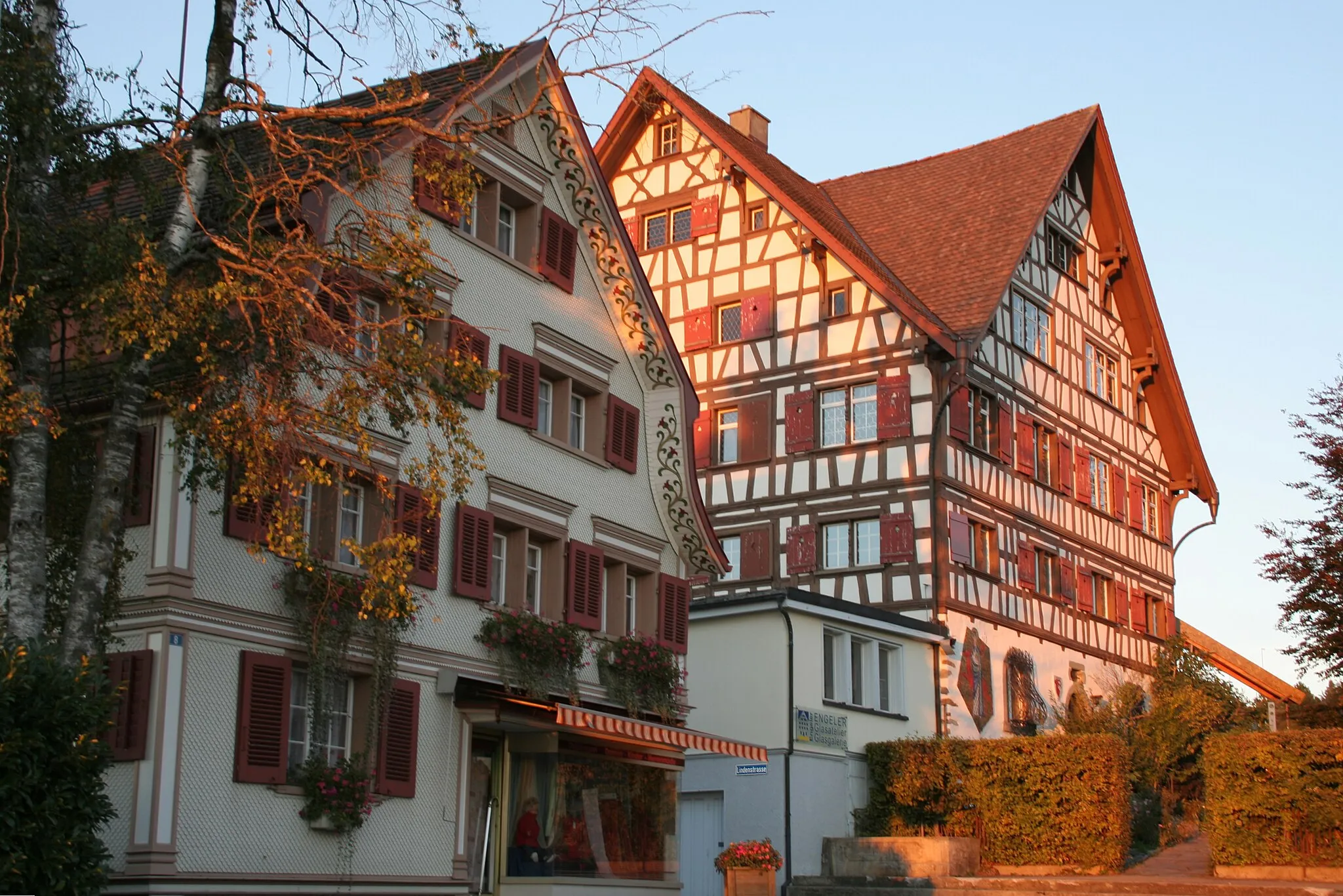 Photo showing: Zwei Riegelhäuser im Zentrum von Andwil (SG), Schweiz