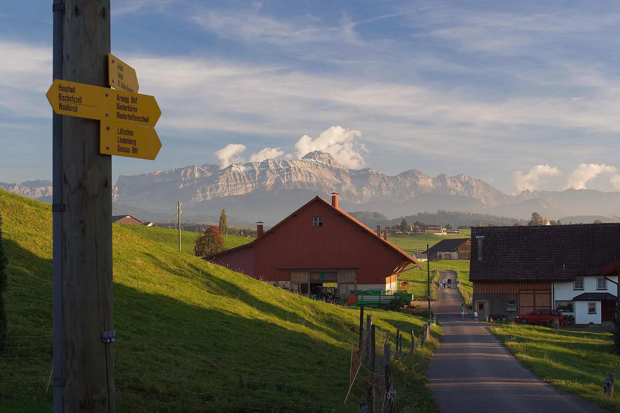 Photo showing: Der Alpstein mit Säntis als höchstem Berg, von Oberarnegg, Gemeinde Andwil (SG), Schweiz gesehen. Aufnahme mit Polarisationsfilter