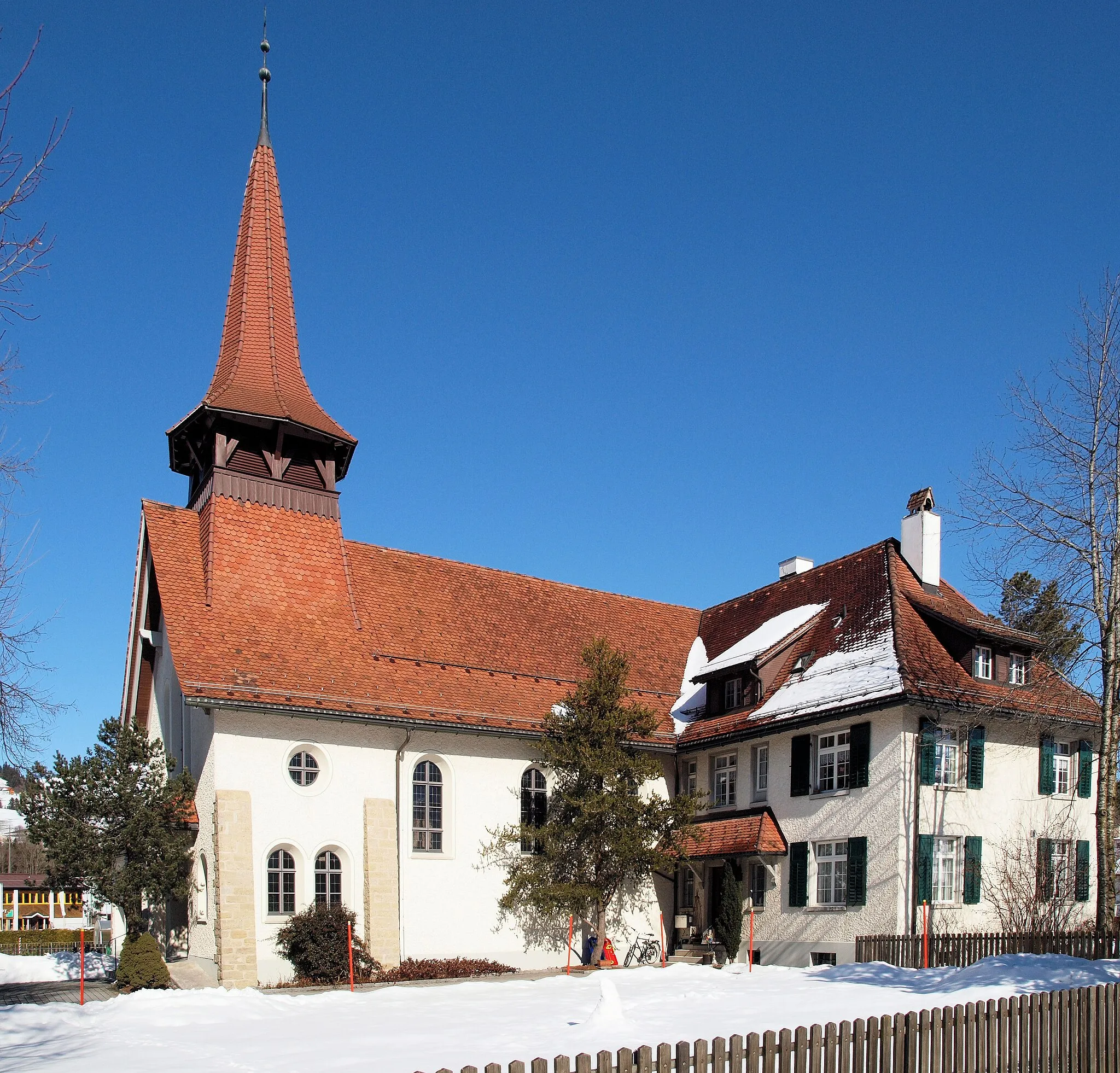 Photo showing: Die Reformierte Kirche von Appenzell, mit angebauten Pfarrhaus. Erbaut zwischen 1908 und 1908 noch den Plänen von 1907 von Emmanuel La Roche und Adolf Stählin.