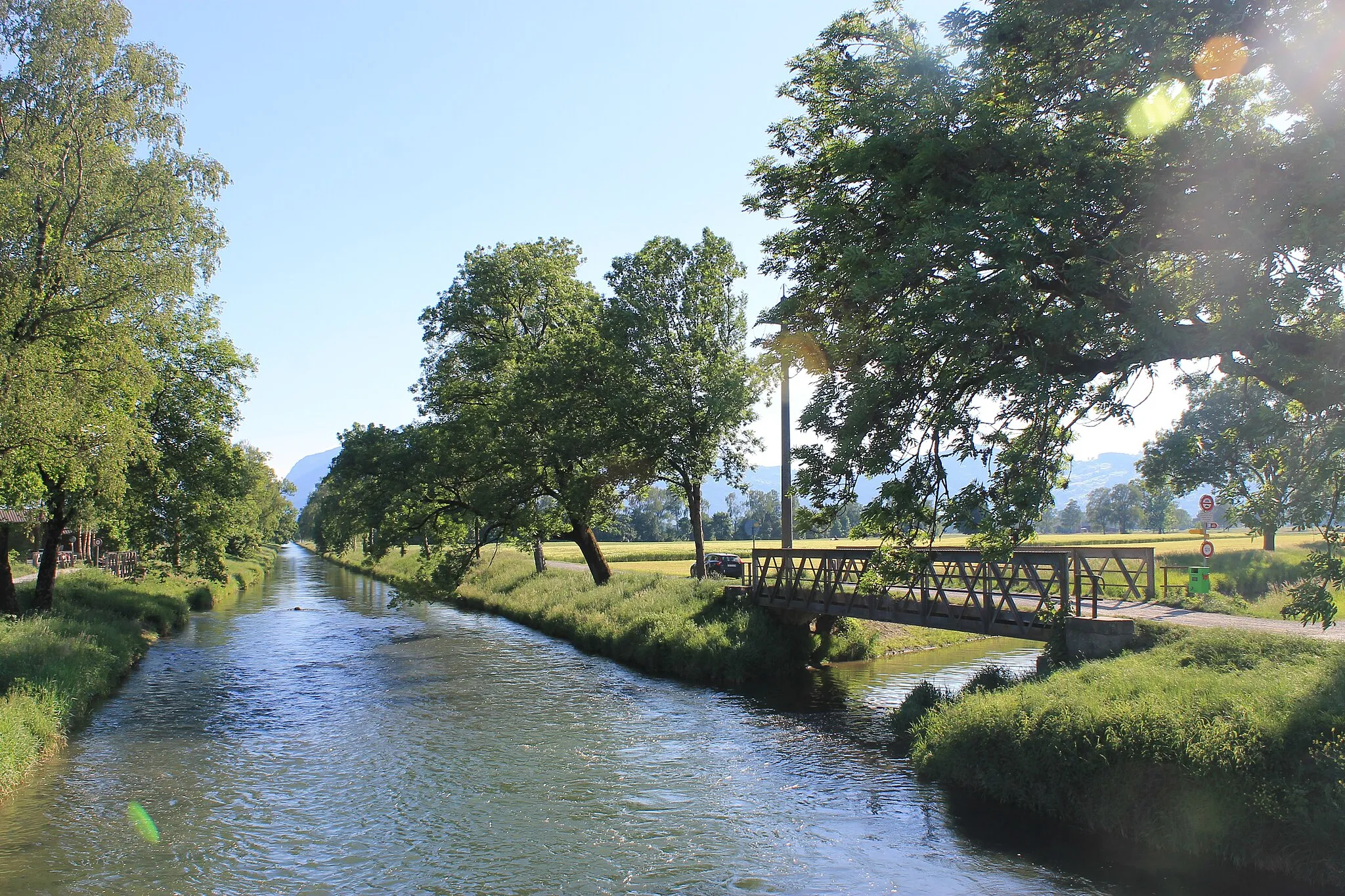 Photo showing: The Rheintaler Binnenkanal forms the border between Balgach and Oberriet.