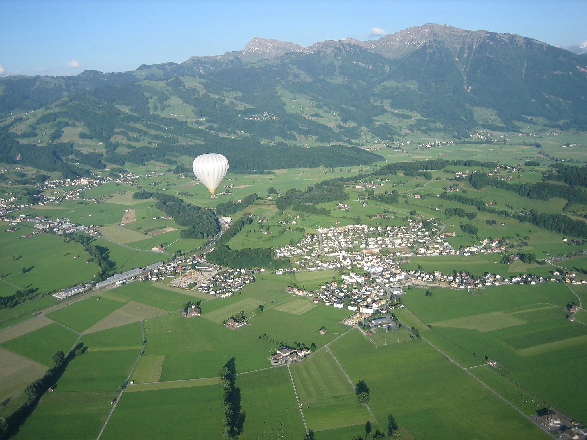 Photo showing: Benken SG aus dem Flugzeug (rechts der Benkner Büchel, im Hintergrund der Speer und der Federispitz)