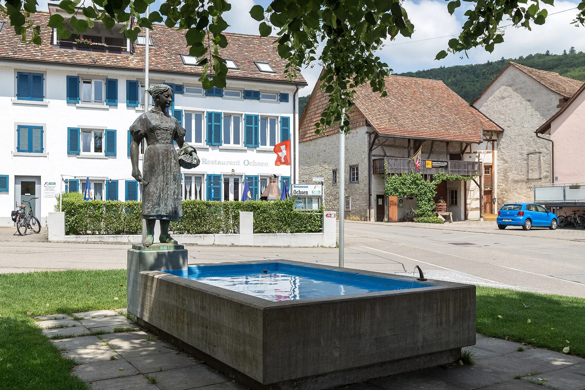 Photo showing: Brunnen am Brandplatz in Beringen SH, im Hintergrund das Restaurant Ochsen und das Ortsmuseum.