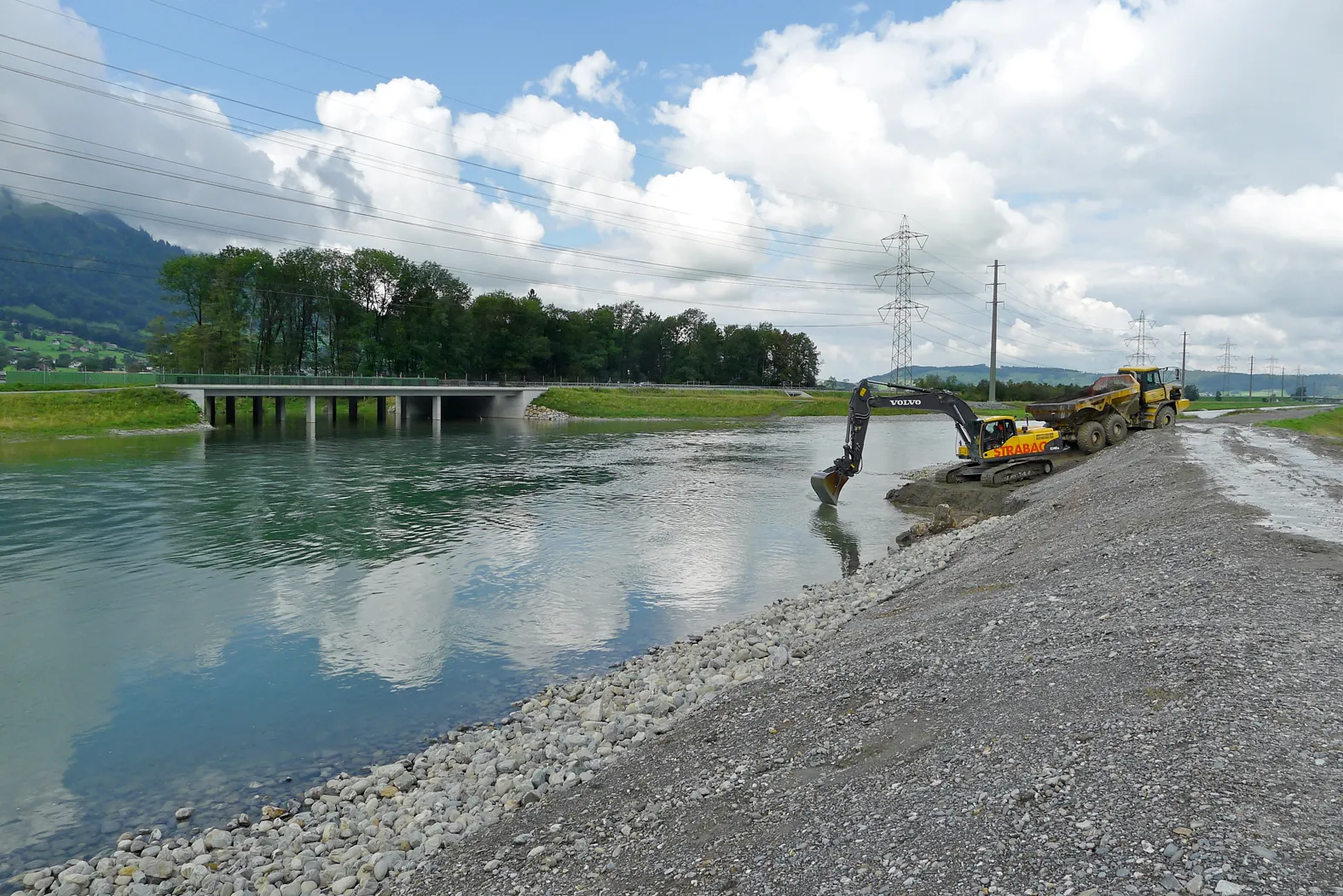 Photo showing: Der Wildtierkorridor unter der Autobahn A3 fördert die Vernetzung. Die Hochspannungsleitung Netstal-Uznach der Axpo AG (rechts) wurde umgebaut. Unverändert blieb die 380-kV-Leitung Sils-Fällanden des Elektrizitätswerks der Stadt Zürich.