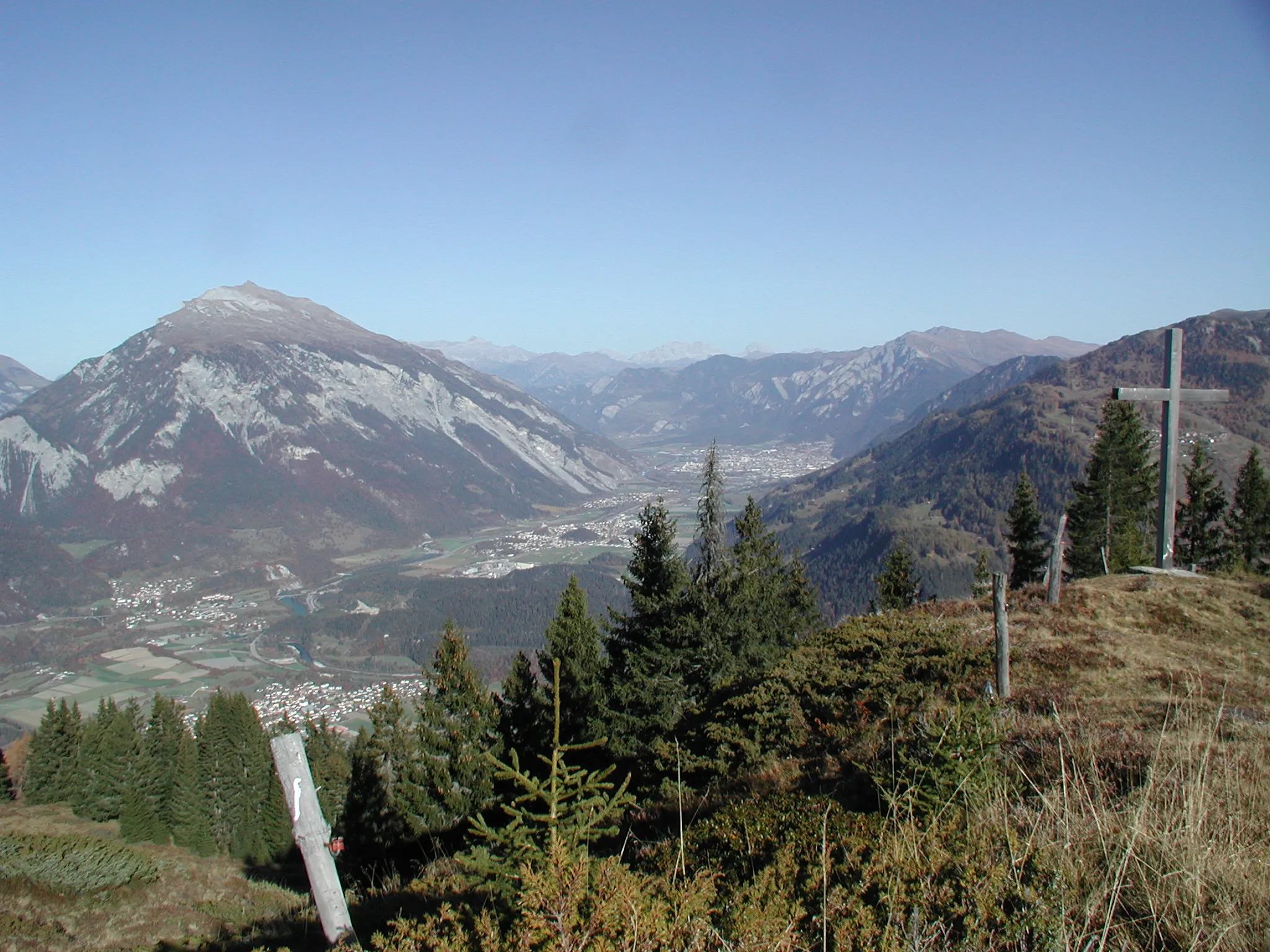 Photo showing: Blick vom Bot da la Crusch auf der Alp Sura bei Bonaduz in das obere Bündner Rheintal mit Calanda.