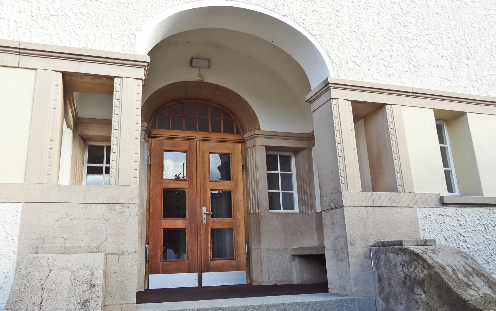 Photo showing: Portal of the Primary School in Bottighofen, Switzerland