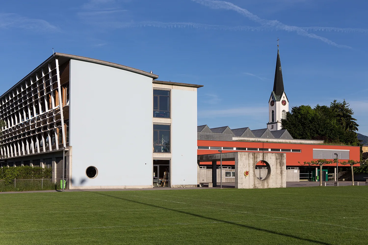Photo showing: Neues Primarschulhaus Kirchenfeld und Kirchturm der katholischen Kirche in Diepoldsau im Rheintal (SG)