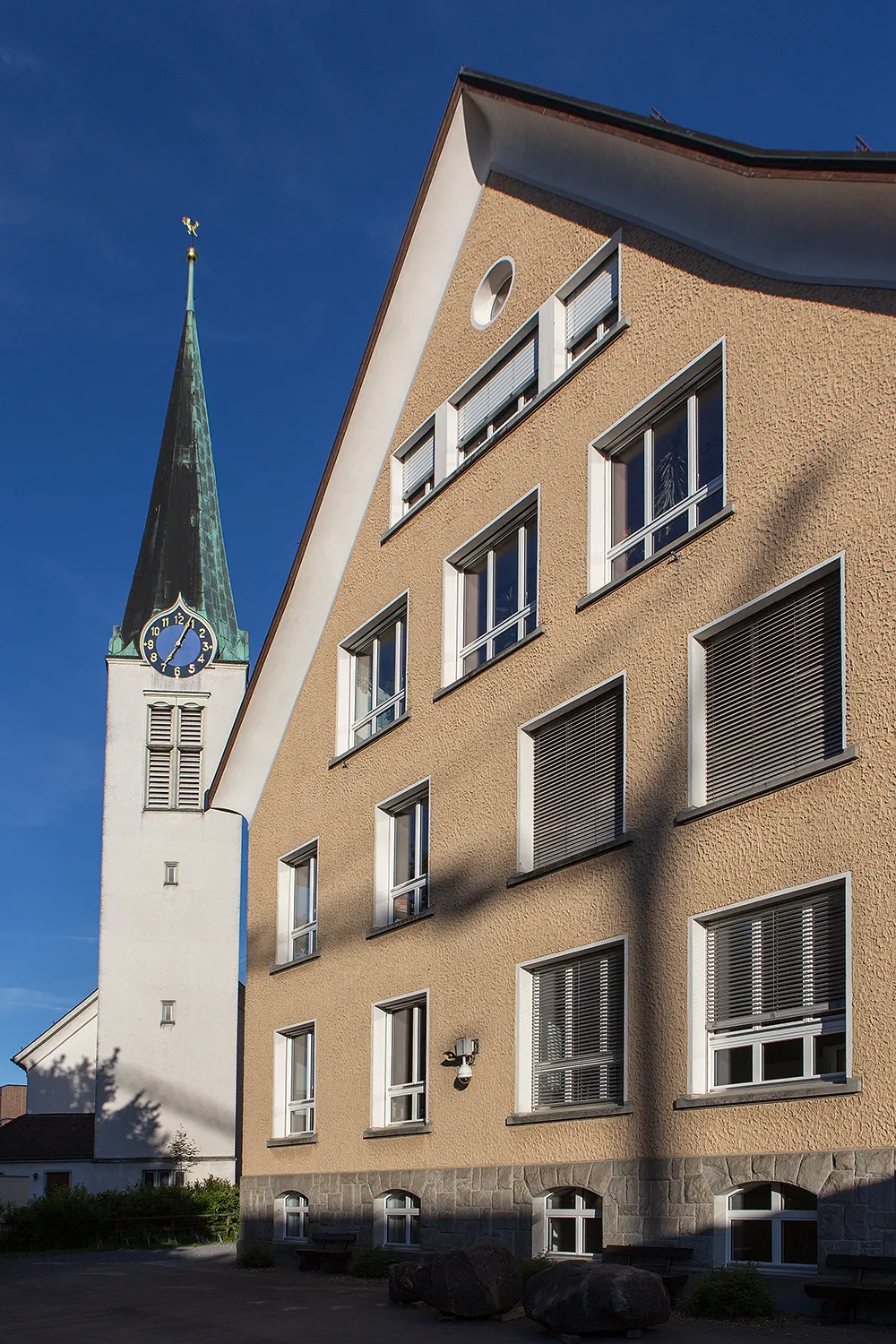 Photo showing: Evangelische Kirche und Primarschulhaus Mittelfeld in Diepoldsau im Rheintal (SG)