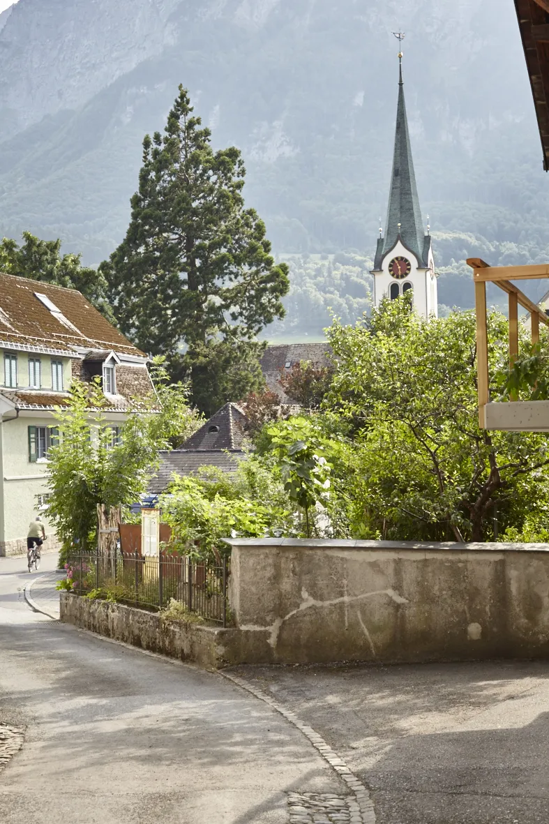 Photo showing: Gartenmauern dominieren das Dorfbild Ennendas