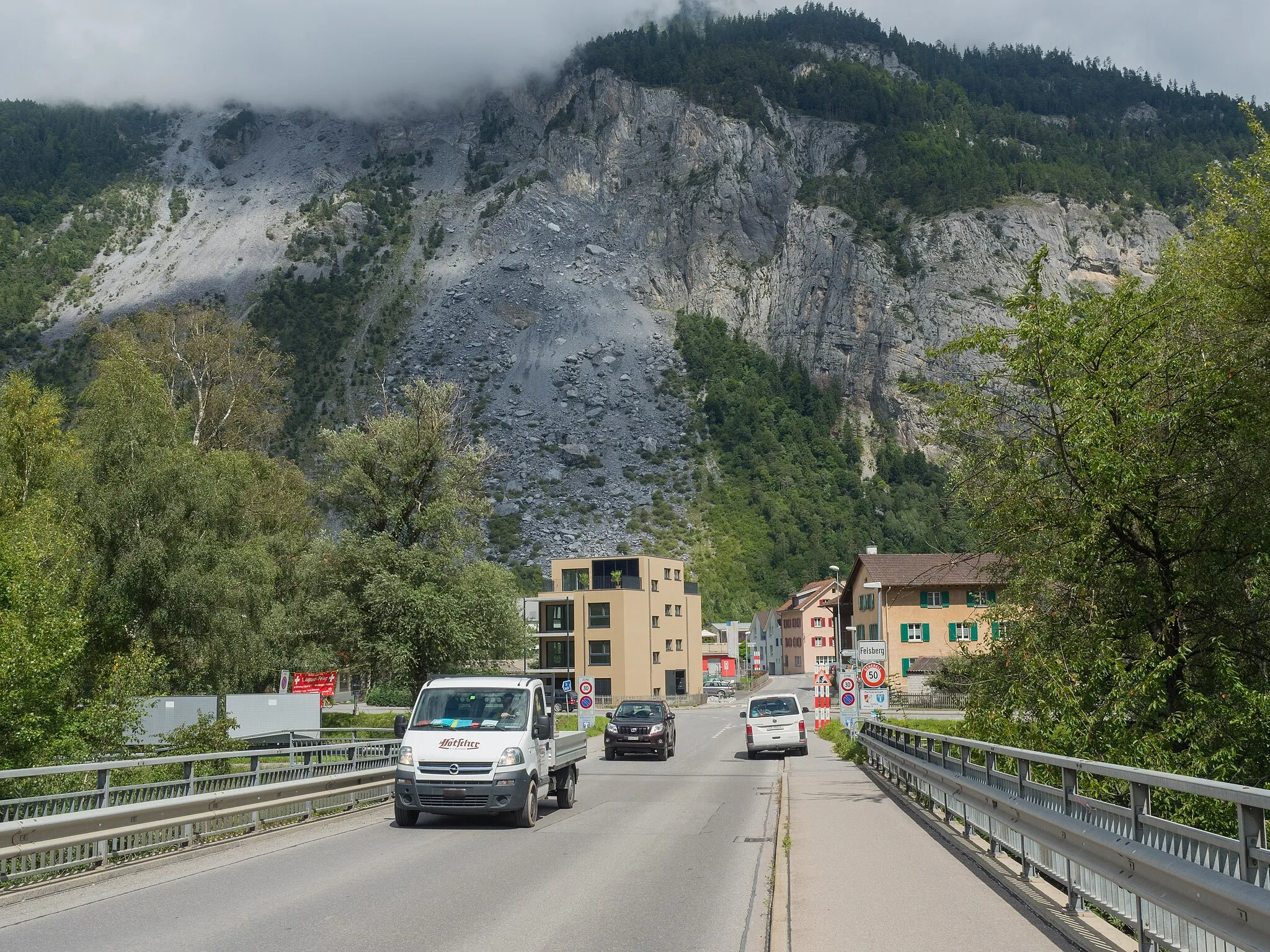 Photo showing: Felsberg (Gassa Road) Bridge over the Alpenrhein River, Felsberg – Domat/Ems, Grisons, Switzerland