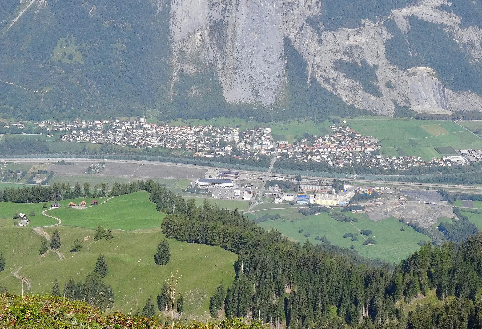 Photo showing: de:Felsberg GR, im Hintergrund der Calanda