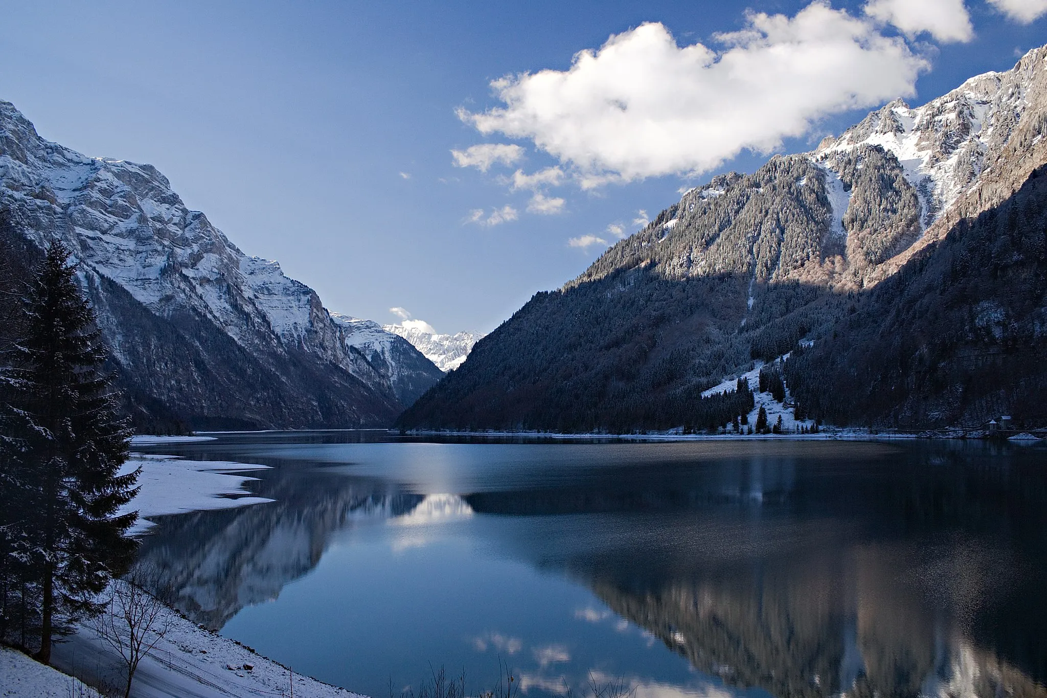 Photo showing: Klöntalersee, a natural lake in the Canton of Glarus, Switzerland
