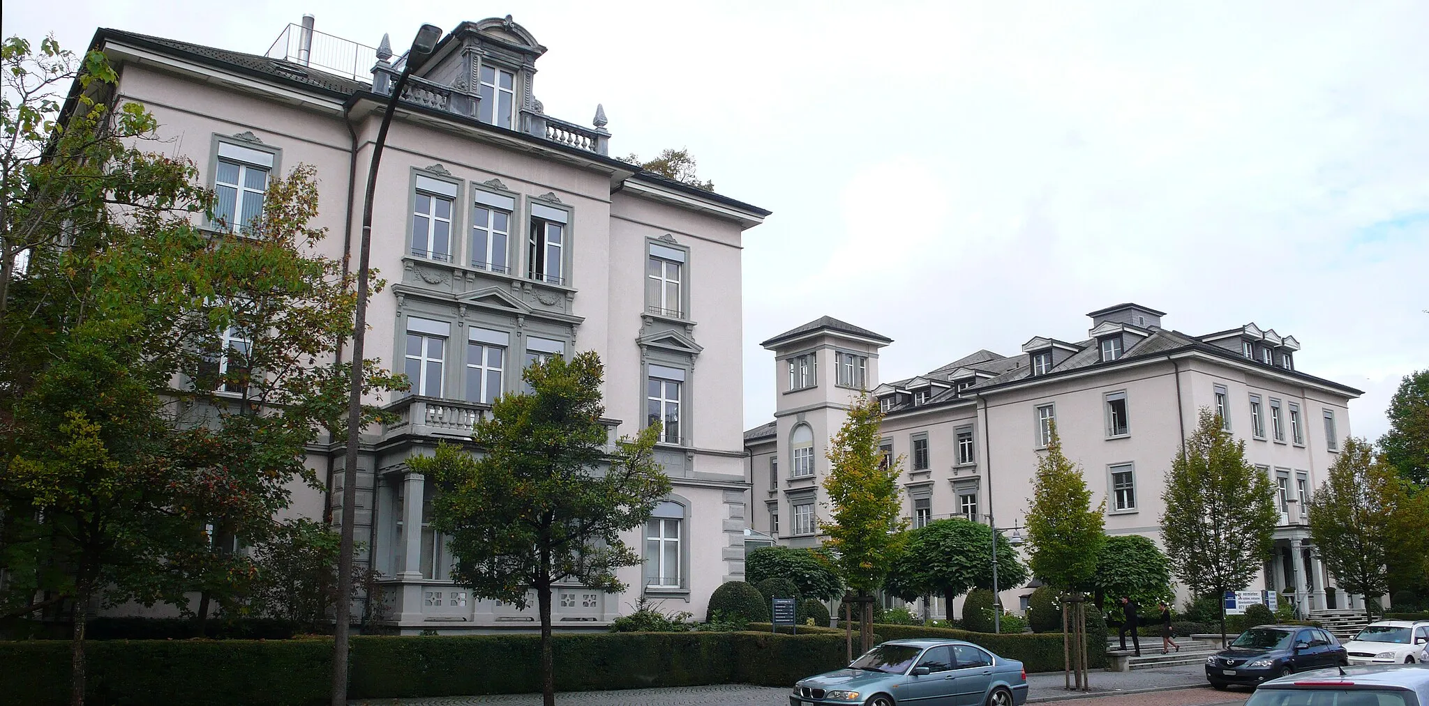 Photo showing: Former Sanatorium "Bellevue" in Kreuzlingen. To the left: Villa "Roberta", built in 1892/3. To the right: Villa "Bellevue", built in 1842/3, modified in 1901.