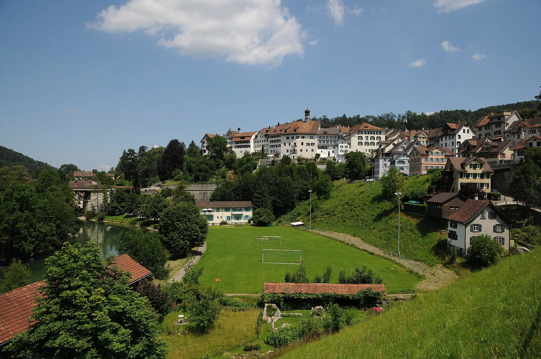 Photo showing: Lichtensteig ist eine Stadt und eine politische Gemeinde im Kanton St. Gallen (Schweiz). Die Gemeinde hat eine mittelalterliche Altstadt ("Städtli"). Die ältesten Häuser, die auch Teil der Stadtmauer sind, werden auf die erste Hälfte des 15. Jahrhunderts datiert.
