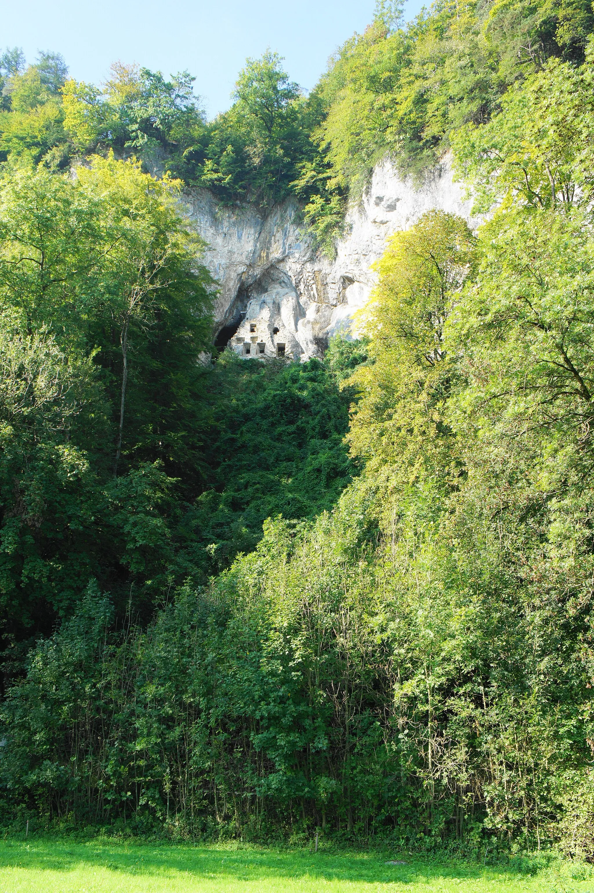 Photo showing: Ruine Wichenstein, Blick zur Höhlenburg hinauf, Standort hinter dem Wichensteiner See