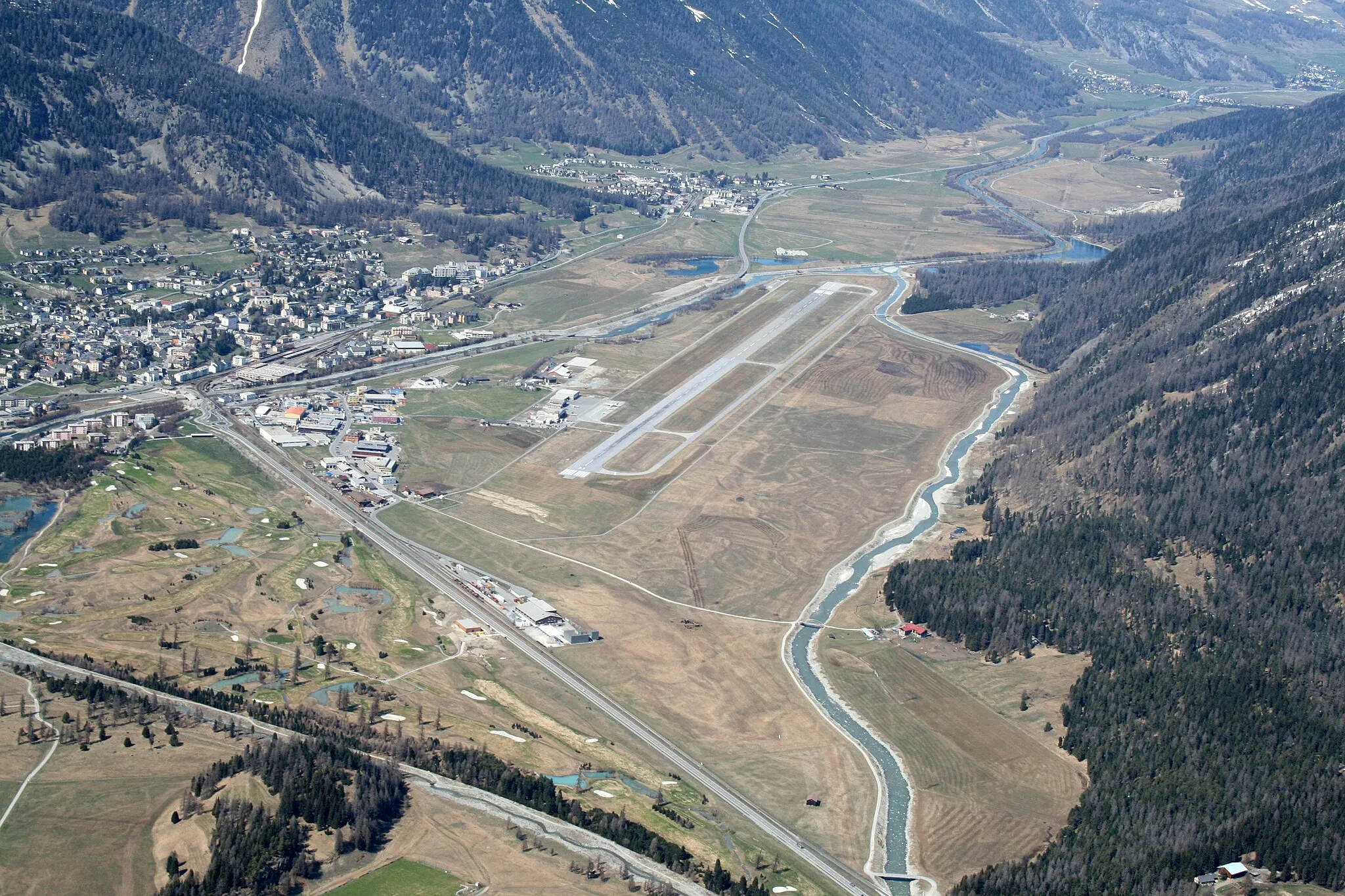 Photo showing: Overview of Samedan Airport