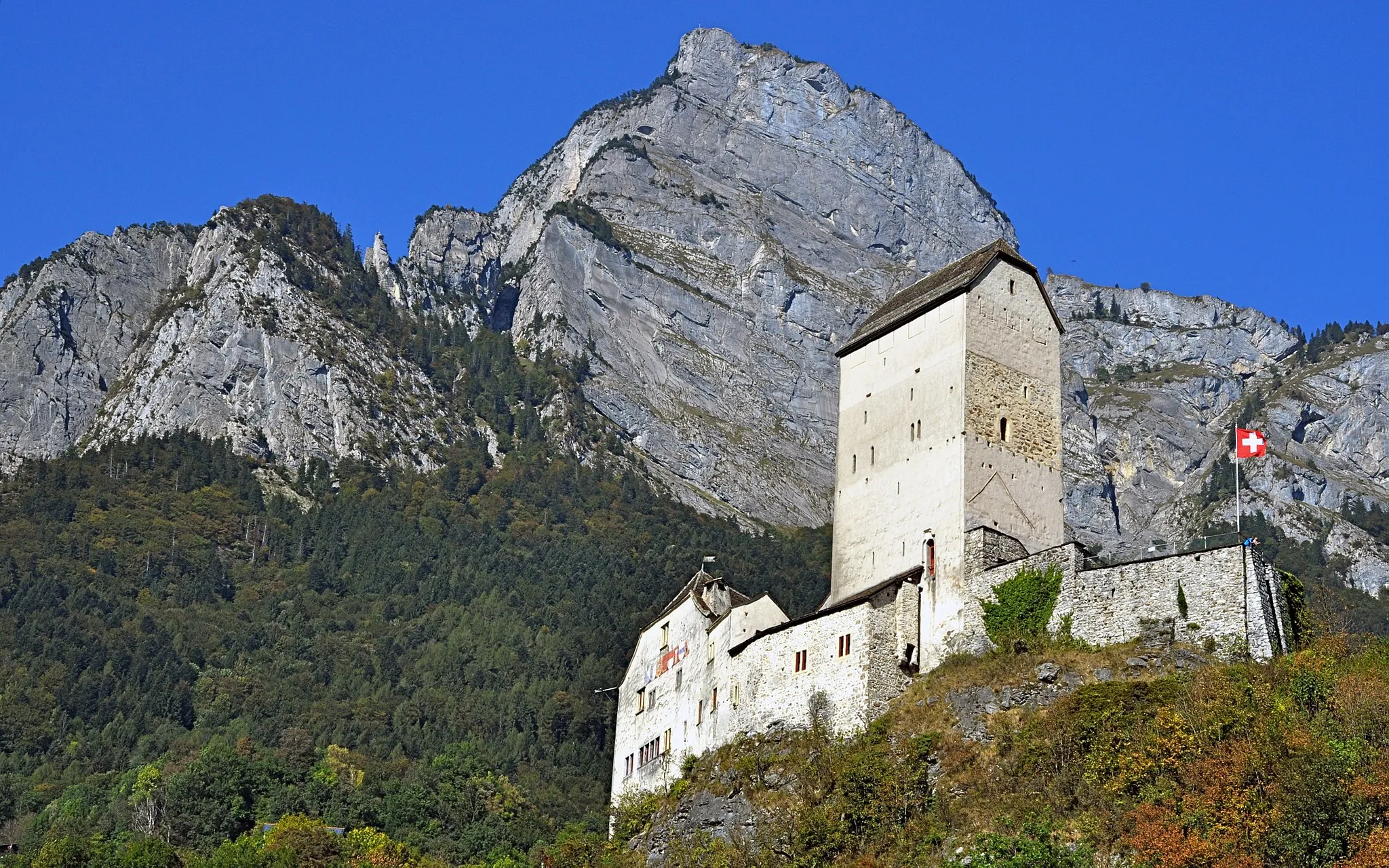 Photo showing: Das Schloss Sargans mit dem Gonzen (Kanton St. Gallen / Schweiz)