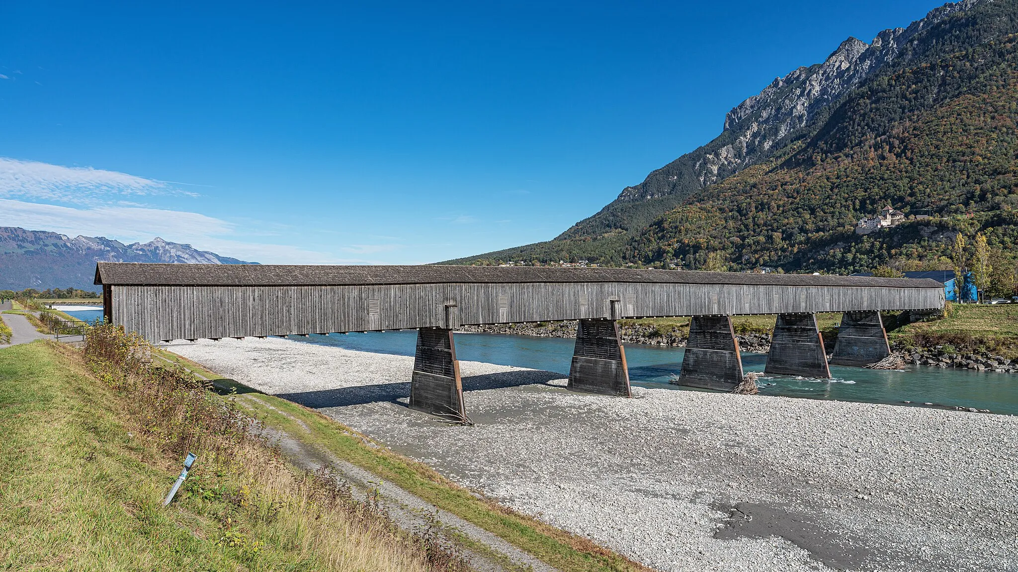 Photo showing: Old bridge to Switzerland over Alpine Rhine (view from Swiss side) in Vaduz, Liechtenstein