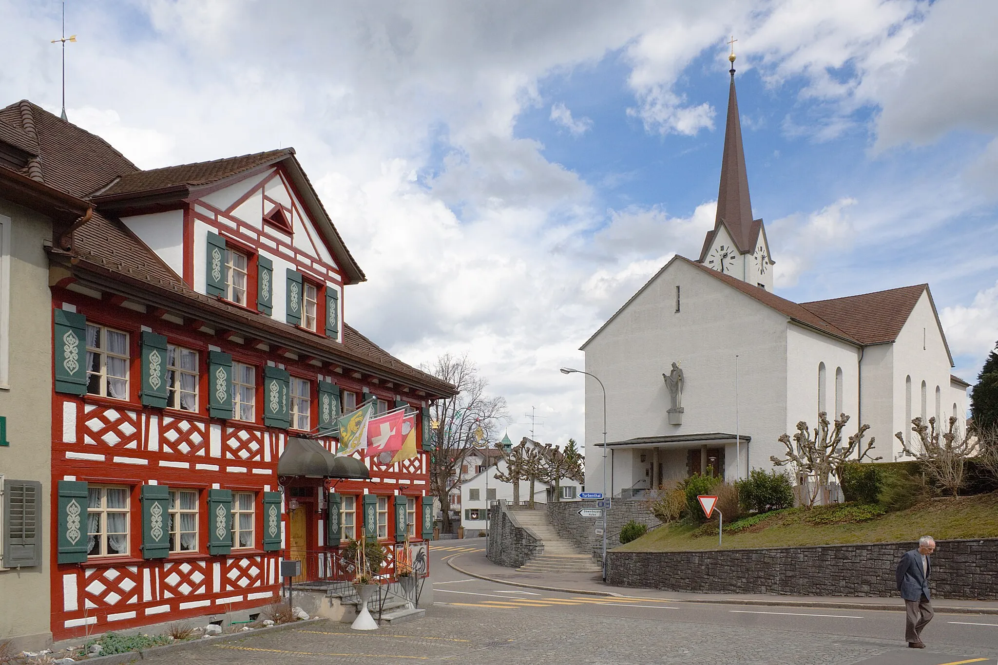 Photo showing: römisch-katholische Kirche im Dorfzentrum von Sirnach, Schweiz. Links im Bild das Restaurant Engel.