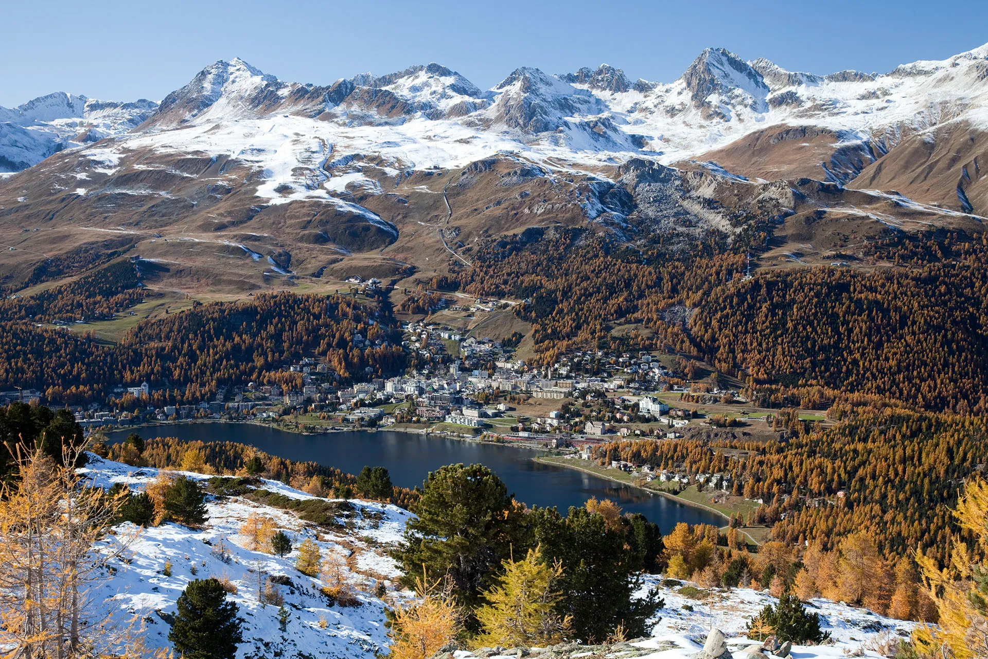 Photo showing: View of St. Moritz and its lake, as seen from Muottas da Schlarigna, Grisons. Switzerland. On the left is Piz Nair (3056 m), to the right is Piz Saluver (3159 m)
