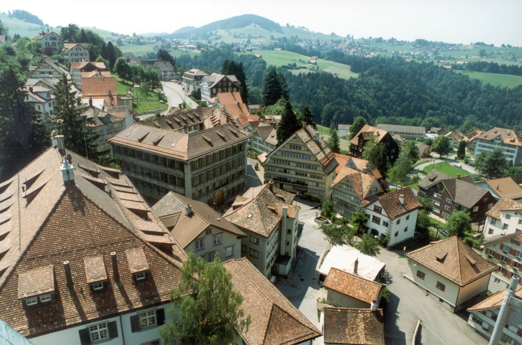 Photo showing: Hinterdorf Trogen mit Blick vom Kirchturm nach Nordwesten, mit dem Fünfeckpalast, rechts daneben das ehemalige Gasthaus zur Sonne, daneben das erste Dorfschulhaus mit dem alten Zeughaus