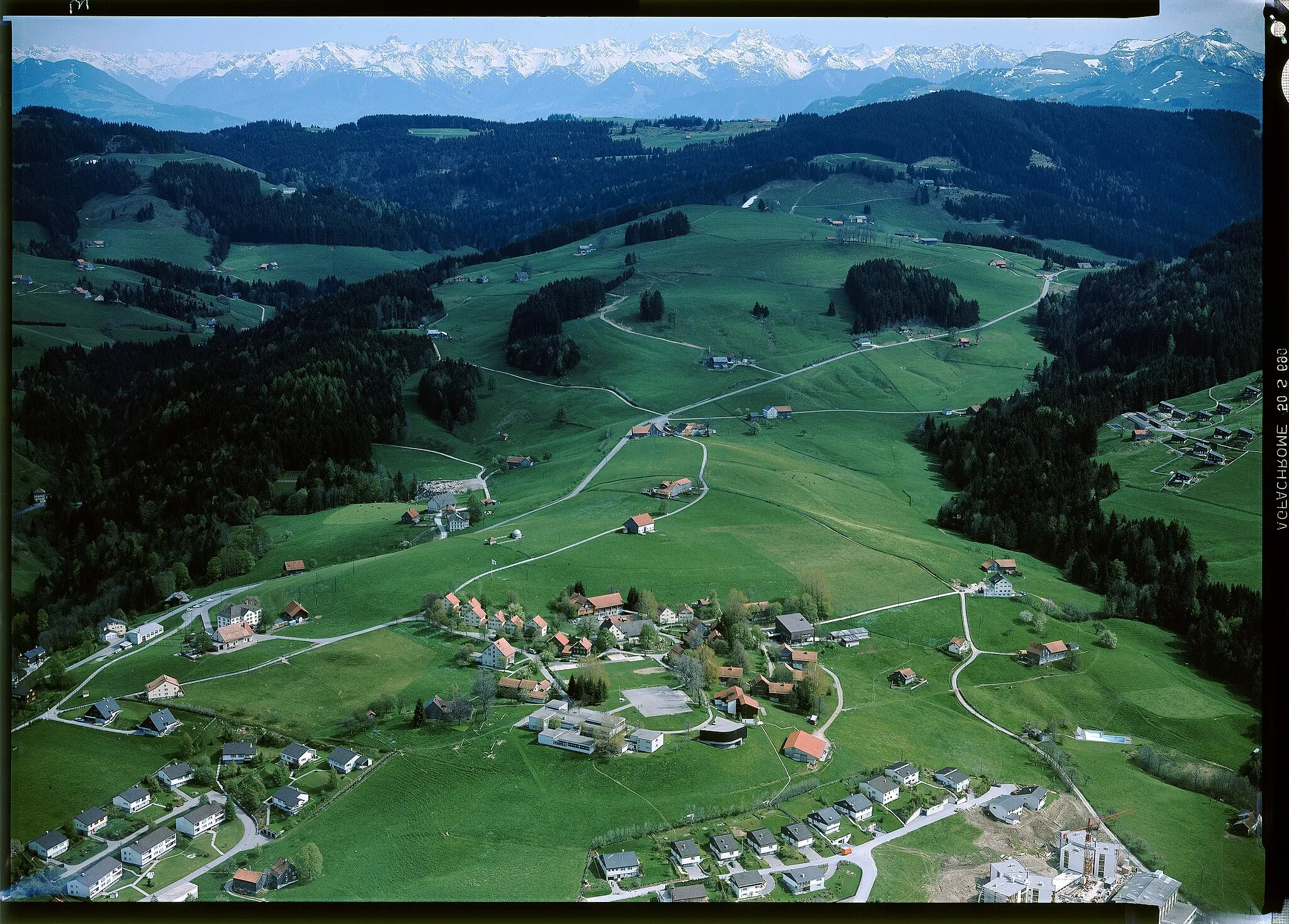 Photo showing: Wissegg, Trogen AR, Schweiz: Im Hintergrund: Gäbris, Sommersberg, Alpen